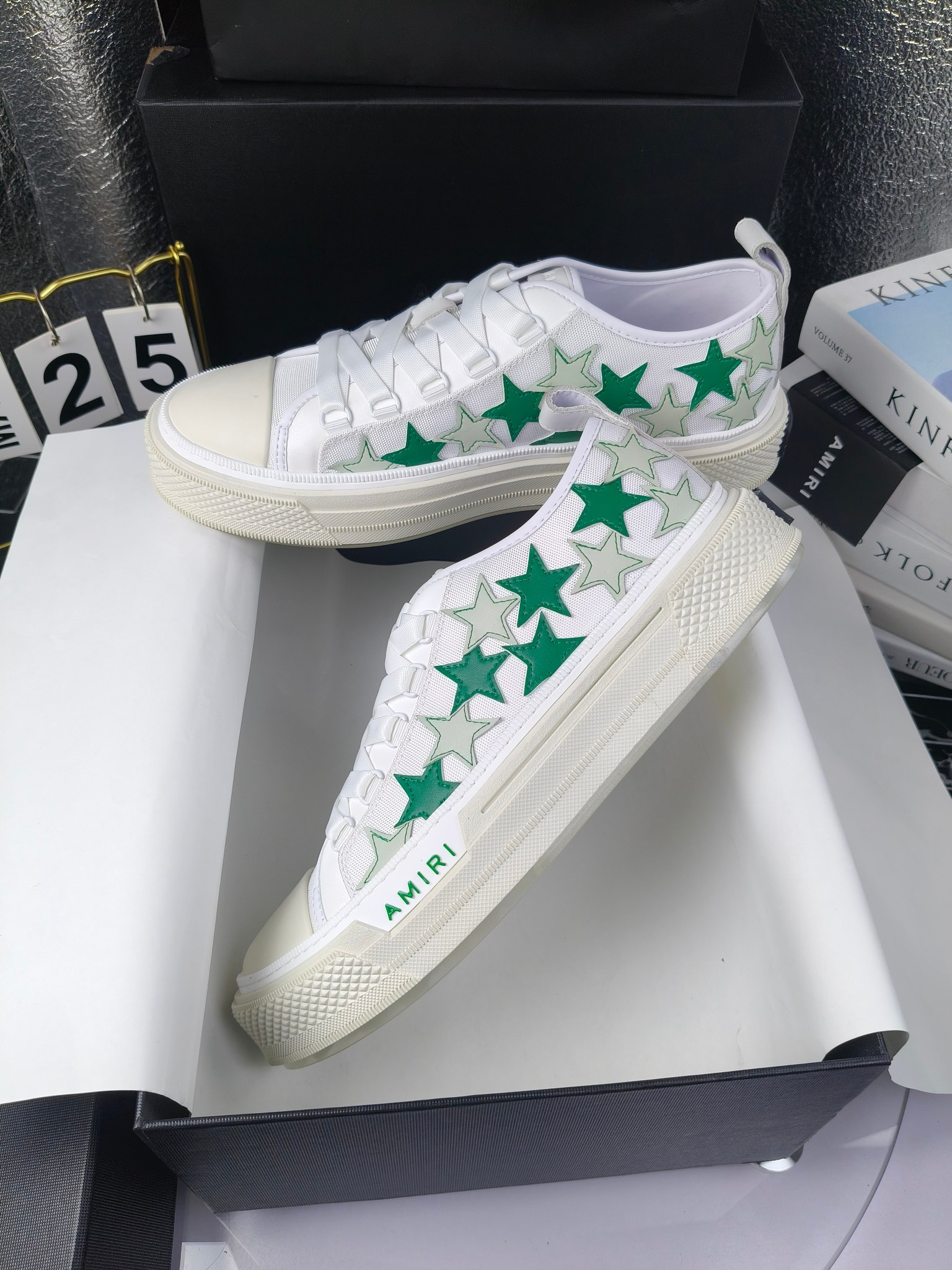 AMIRI
埃米尔
明星同款爆款情侣骨头鞋星星鞋。
出270
来自洛杉矶的高街潮牌独家爆版骨头鞋,众多明星网红同款,中国新说唱歌手小白Gali 王一博 杨幂等网红博主争夺上脚,1的鞋型侧面立体骷髅头拼接骨头状
❶面料:原版定做头层牛皮➕双层骨头全油边工艺
❷内里:独家定制同级内里 (无法超越)
❸垫脚:原版开模注塑成型
❹大底:独家1:1开模三色 原版大底
❺码数:情侣35-45(女40.41男45.46定制不退换)