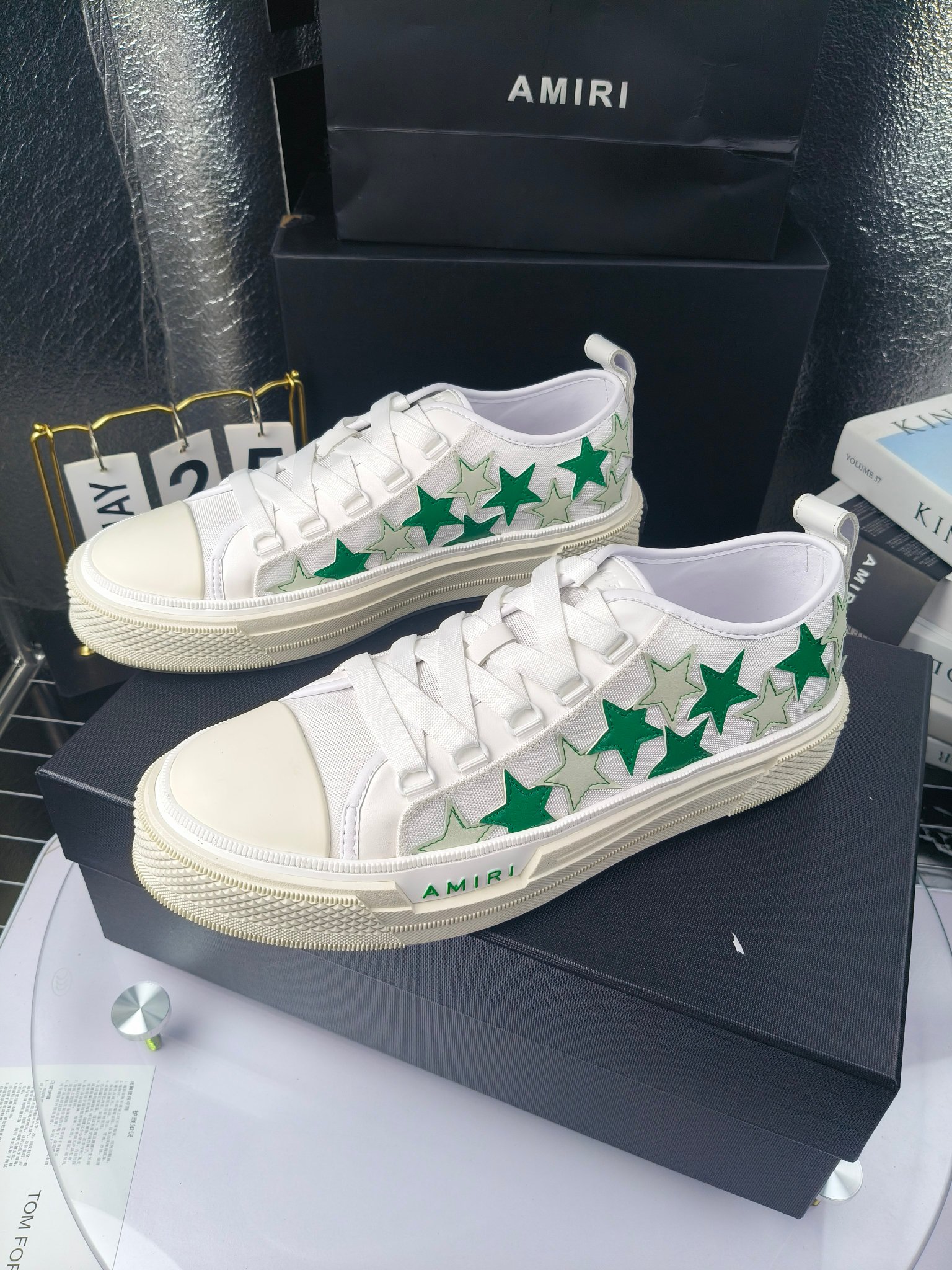 AMIRI
埃米尔
明星同款爆款情侣骨头鞋星星鞋。
出270
来自洛杉矶的高街潮牌独家爆版骨头鞋,众多明星网红同款,中国新说唱歌手小白Gali 王一博 杨幂等网红博主争夺上脚,1的鞋型侧面立体骷髅头拼接骨头状
❶面料:原版定做头层牛皮➕双层骨头全油边工艺
❷内里:独家定制同级内里 (无法超越)
❸垫脚:原版开模注塑成型
❹大底:独家1:1开模三色 原版大底
❺码数:情侣35-45(女40.41男45.46定制不退换)