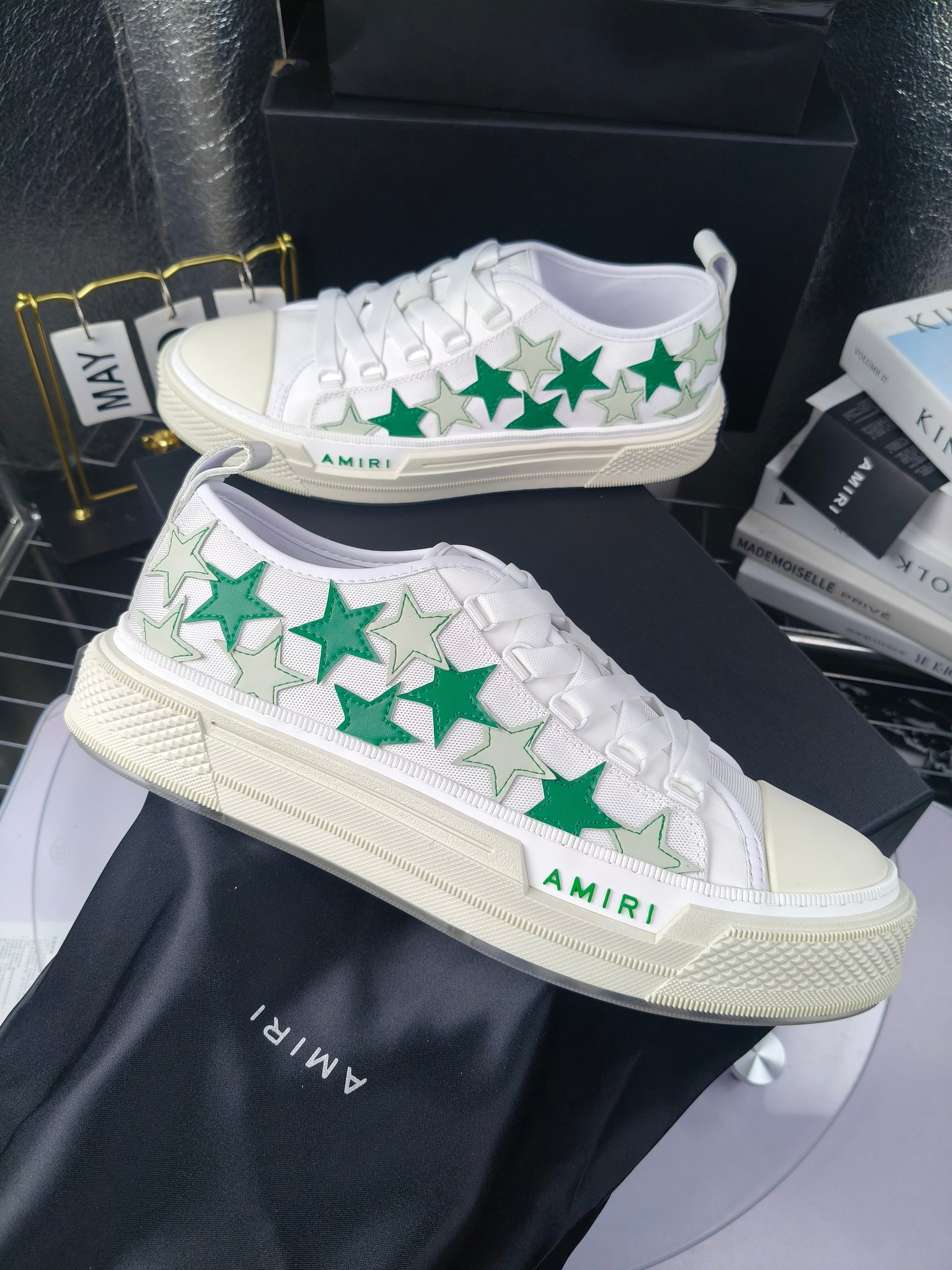 AMIRI
埃米尔
明星同款爆款情侣骨头鞋星星鞋。
出270
来自洛杉矶的高街潮牌独家爆版骨头鞋,众多明星网红同款,中国新说唱歌手小白Gali 王一博 杨幂等网红博主争夺上脚,1的鞋型侧面立体骷髅头拼接骨头状
❶面料:原版定做头层牛皮➕双层骨头全油边工艺
❷内里:独家定制同级内里 (无法超越)
❸垫脚:原版开模注塑成型
❹大底:独家1:1开模三色 原版大底
❺码数:情侣35-45(女40.41男45.46定制不退换)