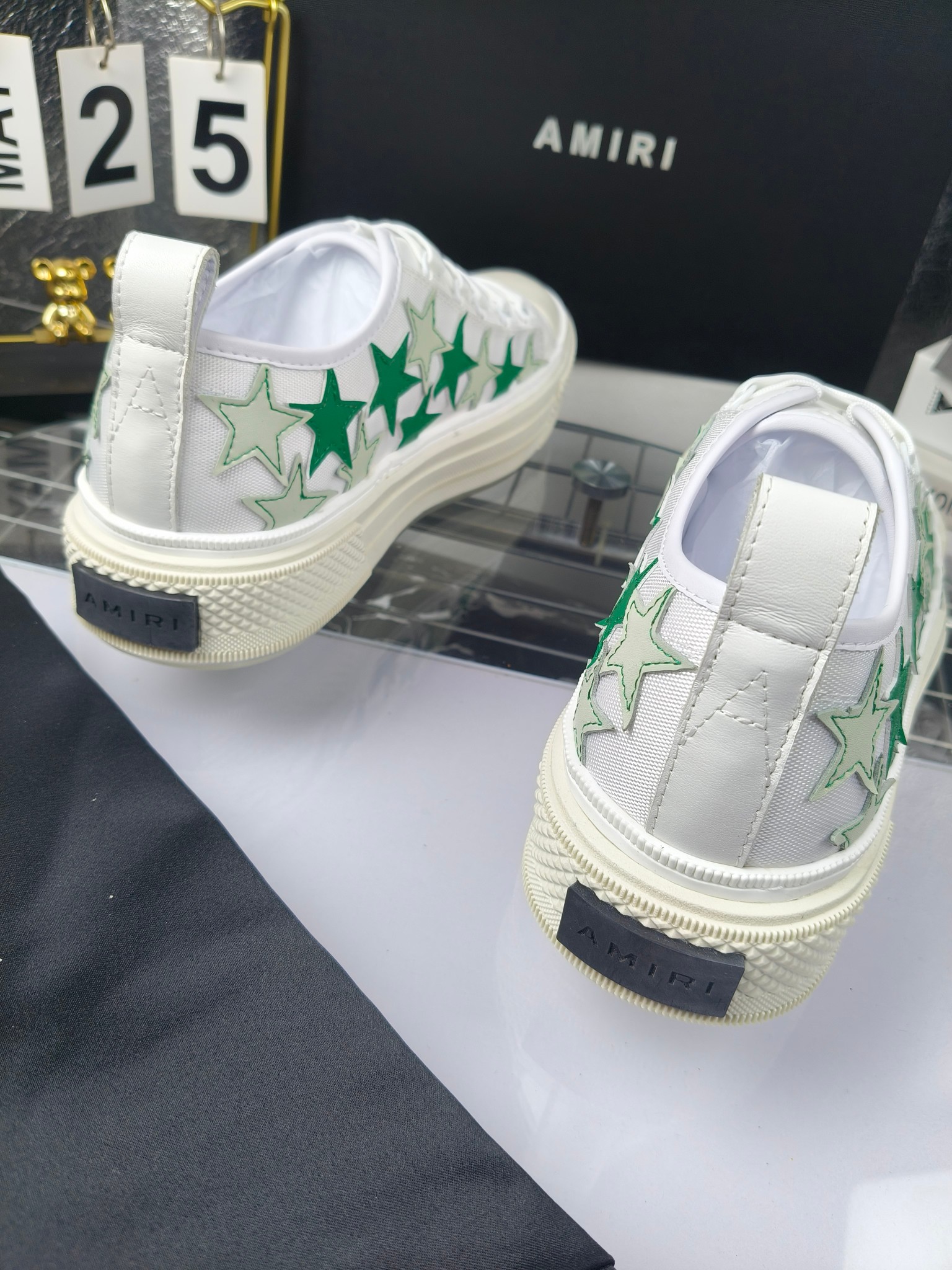 AMIRI
埃米尔
明星同款爆款情侣骨头鞋星星鞋。
出270
来自洛杉矶的高街潮牌独家爆版骨头鞋,众多明星网红同款,中国新说唱歌手小白Gali 王一博 杨幂等网红博主争夺上脚,1的鞋型侧面立体骷髅头拼接骨头状
❶面料:原版定做头层牛皮➕双层骨头全油边工艺
❷内里:独家定制同级内里 (无法超越)
❸垫脚:原版开模注塑成型
❹大底:独家1:1开模三色 原版大底
❺码数:情侣35-45(女40.41男45.46定制不退换)
