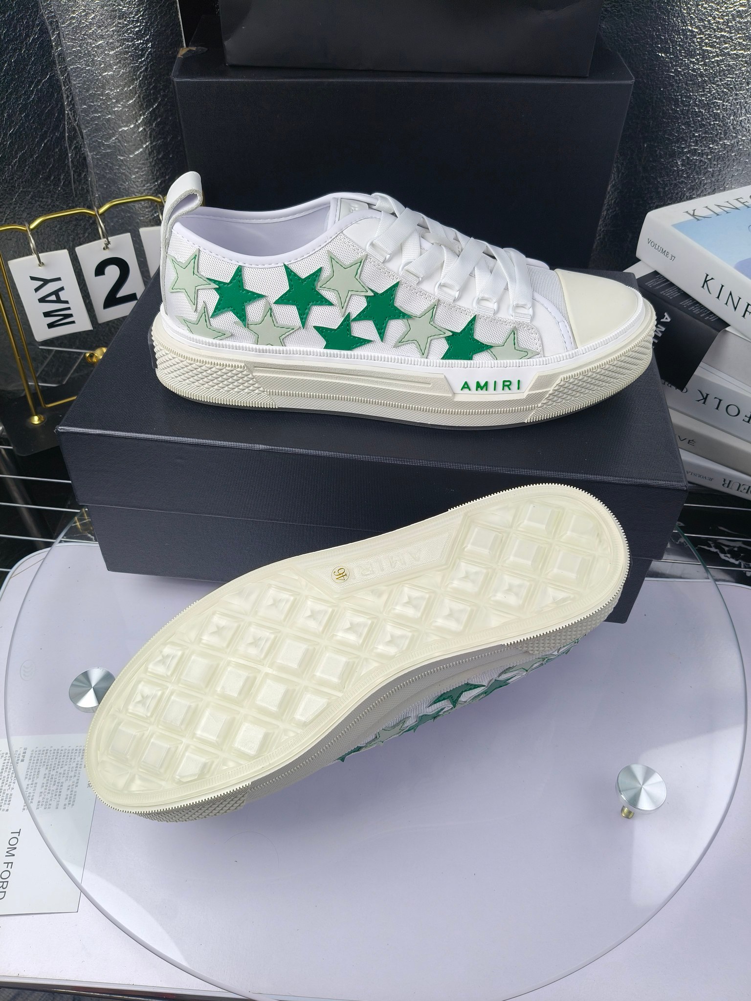 AMIRI
埃米尔
明星同款爆款情侣骨头鞋星星鞋。
出270
来自洛杉矶的高街潮牌独家爆版骨头鞋,众多明星网红同款,中国新说唱歌手小白Gali 王一博 杨幂等网红博主争夺上脚,1的鞋型侧面立体骷髅头拼接骨头状
❶面料:原版定做头层牛皮➕双层骨头全油边工艺
❷内里:独家定制同级内里 (无法超越)
❸垫脚:原版开模注塑成型
❹大底:独家1:1开模三色 原版大底
❺码数:情侣35-45(女40.41男45.46定制不退换)