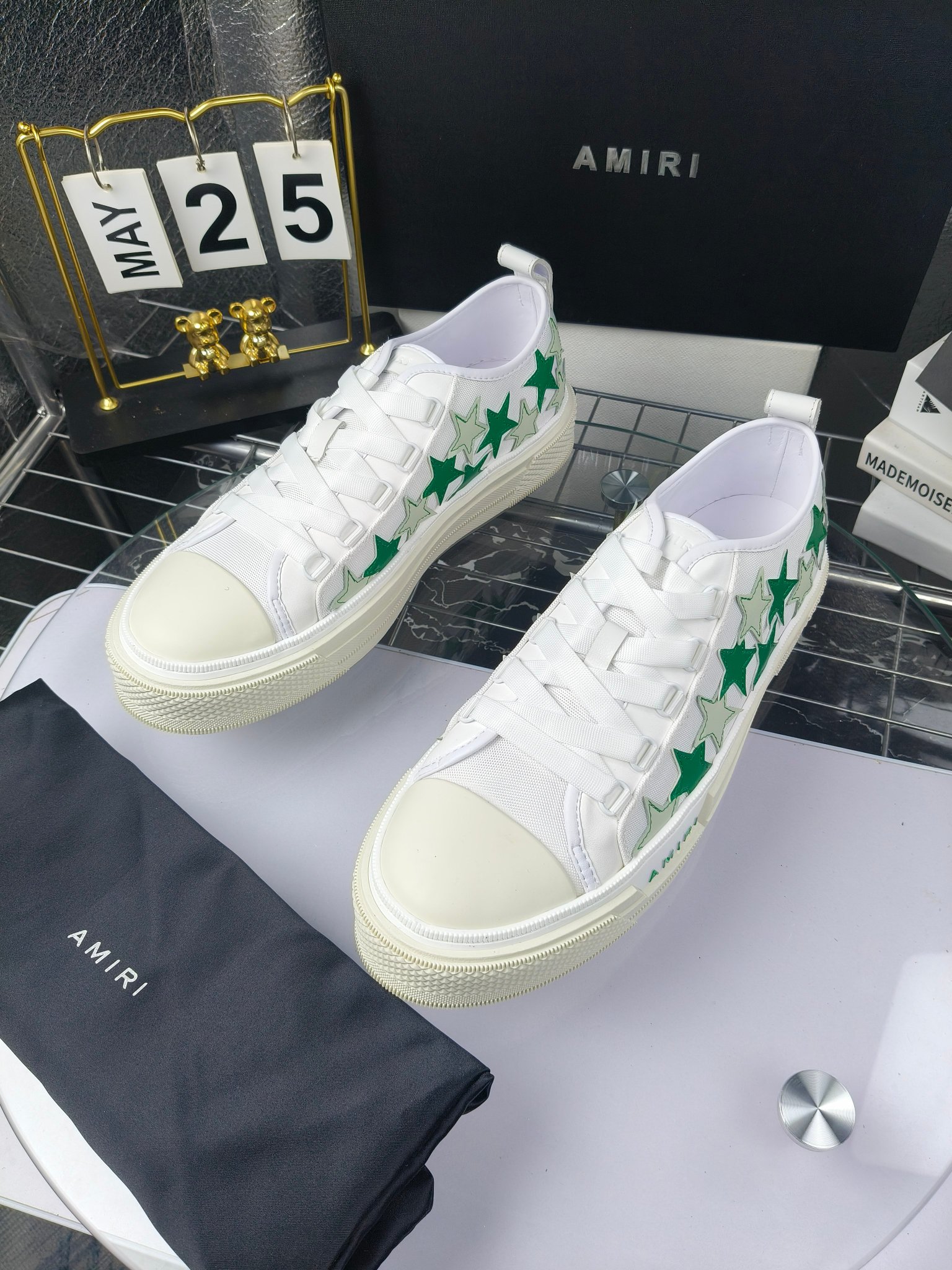 AMIRI
埃米尔
明星同款爆款情侣骨头鞋星星鞋。
出270
来自洛杉矶的高街潮牌独家爆版骨头鞋,众多明星网红同款,中国新说唱歌手小白Gali 王一博 杨幂等网红博主争夺上脚,1的鞋型侧面立体骷髅头拼接骨头状
❶面料:原版定做头层牛皮➕双层骨头全油边工艺
❷内里:独家定制同级内里 (无法超越)
❸垫脚:原版开模注塑成型
❹大底:独家1:1开模三色 原版大底
❺码数:情侣35-45(女40.41男45.46定制不退换)