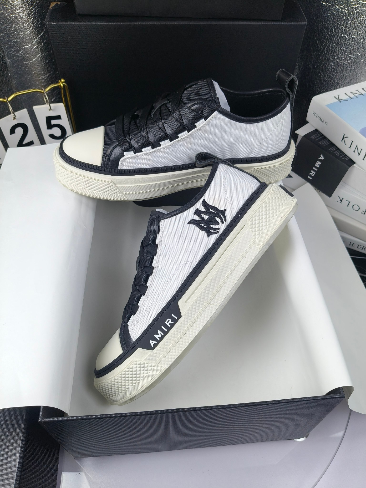 AMIRI
埃米尔
明星同款爆款情侣骨头鞋星星鞋。
出270
来自洛杉矶的高街潮牌独家爆版骨头鞋,众多明星网红同款,中国新说唱歌手小白Gali 王一博 杨幂等网红博主争夺上脚,1的鞋型侧面立体骷髅头拼接骨头状
❶面料:原版定做头层牛皮➕双层骨头全油边工艺
❷内里:独家定制同级内里 (无法超越)
❸垫脚:原版开模注塑成型
❹大底:独家1:1开模三色 原版大底
❺码数:情侣35-45(女40.41男45.46定制不退换)