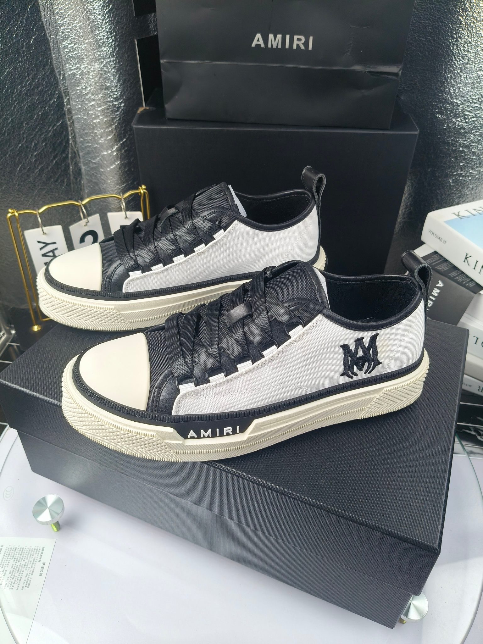 AMIRI
埃米尔
明星同款爆款情侣骨头鞋星星鞋。
出270
来自洛杉矶的高街潮牌独家爆版骨头鞋,众多明星网红同款,中国新说唱歌手小白Gali 王一博 杨幂等网红博主争夺上脚,1的鞋型侧面立体骷髅头拼接骨头状
❶面料:原版定做头层牛皮➕双层骨头全油边工艺
❷内里:独家定制同级内里 (无法超越)
❸垫脚:原版开模注塑成型
❹大底:独家1:1开模三色 原版大底
❺码数:情侣35-45(女40.41男45.46定制不退换)