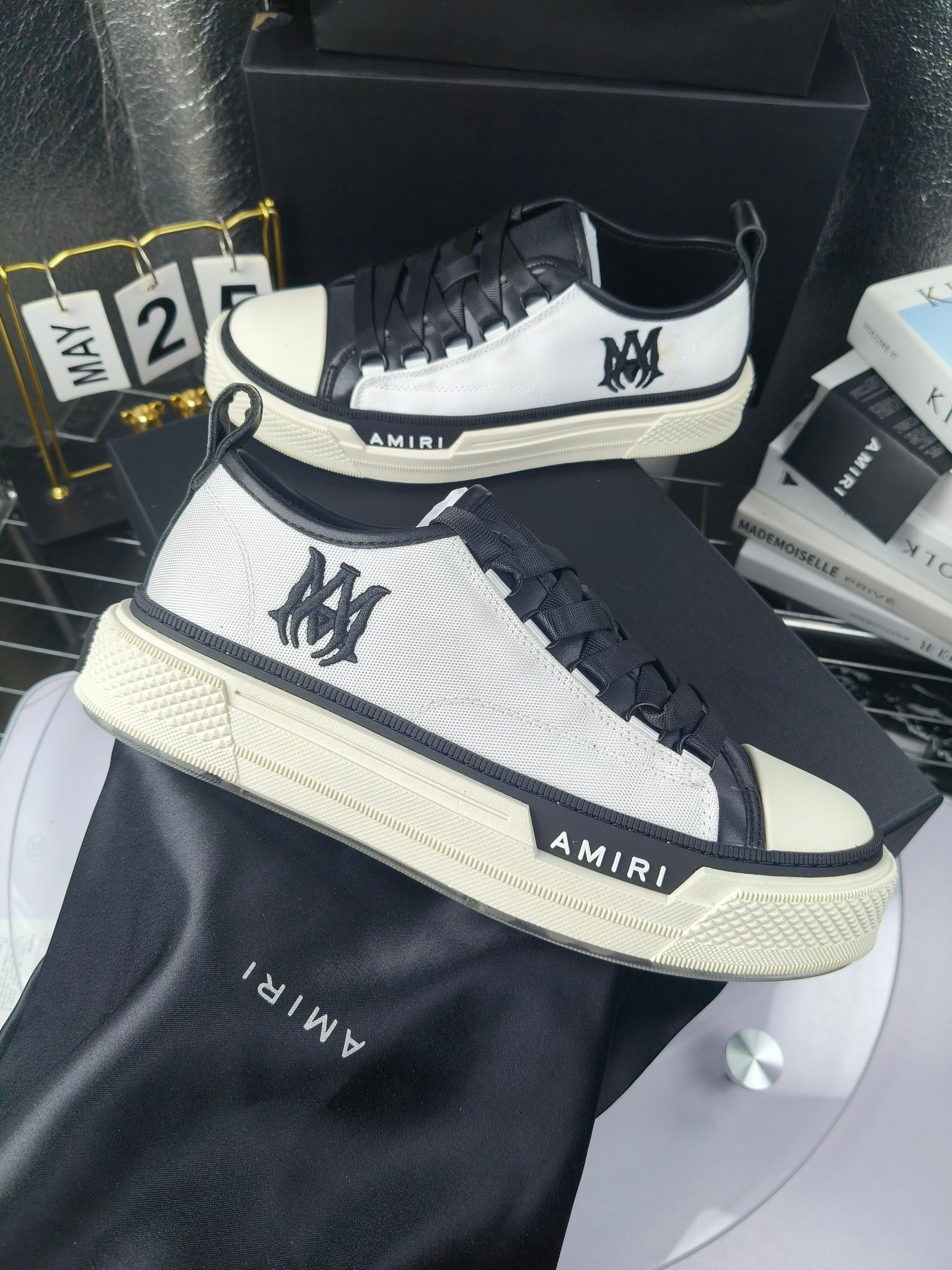 AMIRI
埃米尔
明星同款爆款情侣骨头鞋星星鞋。
出270
来自洛杉矶的高街潮牌独家爆版骨头鞋,众多明星网红同款,中国新说唱歌手小白Gali 王一博 杨幂等网红博主争夺上脚,1的鞋型侧面立体骷髅头拼接骨头状
❶面料:原版定做头层牛皮➕双层骨头全油边工艺
❷内里:独家定制同级内里 (无法超越)
❸垫脚:原版开模注塑成型
❹大底:独家1:1开模三色 原版大底
❺码数:情侣35-45(女40.41男45.46定制不退换)