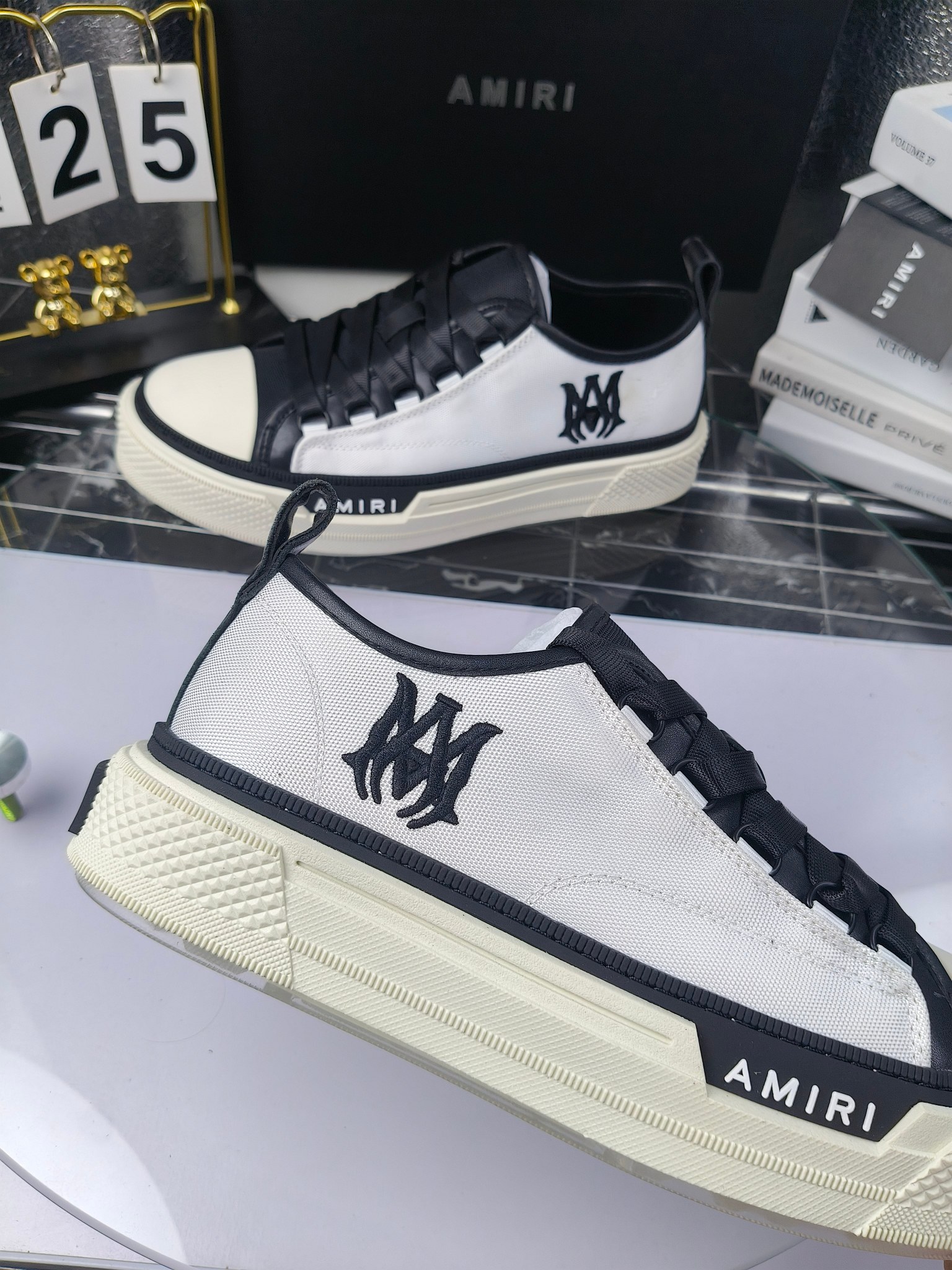 AMIRI
埃米尔
明星同款爆款情侣骨头鞋星星鞋。
出270
来自洛杉矶的高街潮牌独家爆版骨头鞋,众多明星网红同款,中国新说唱歌手小白Gali 王一博 杨幂等网红博主争夺上脚,1的鞋型侧面立体骷髅头拼接骨头状
❶面料:原版定做头层牛皮➕双层骨头全油边工艺
❷内里:独家定制同级内里 (无法超越)
❸垫脚:原版开模注塑成型
❹大底:独家1:1开模三色 原版大底
❺码数:情侣35-45(女40.41男45.46定制不退换)