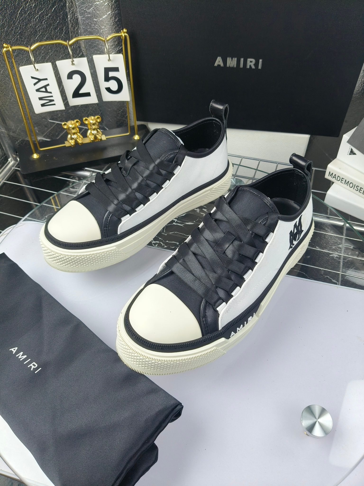 AMIRI
埃米尔
明星同款爆款情侣骨头鞋星星鞋。
出270
来自洛杉矶的高街潮牌独家爆版骨头鞋,众多明星网红同款,中国新说唱歌手小白Gali 王一博 杨幂等网红博主争夺上脚,1的鞋型侧面立体骷髅头拼接骨头状
❶面料:原版定做头层牛皮➕双层骨头全油边工艺
❷内里:独家定制同级内里 (无法超越)
❸垫脚:原版开模注塑成型
❹大底:独家1:1开模三色 原版大底
❺码数:情侣35-45(女40.41男45.46定制不退换)
