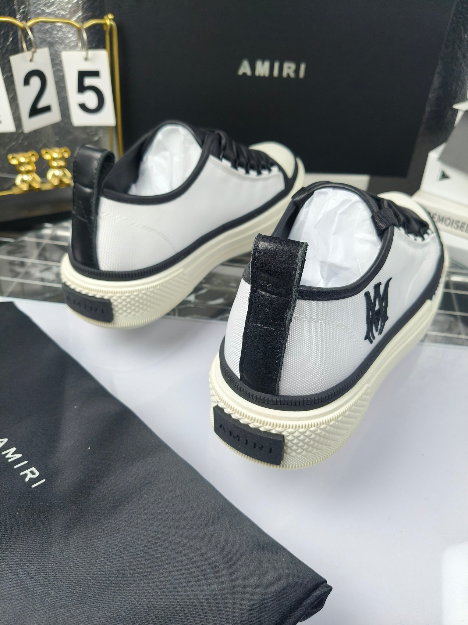 AMIRI
埃米尔
明星同款爆款情侣骨头鞋星星鞋。
出270
来自洛杉矶的高街潮牌独家爆版骨头鞋,众多明星网红同款,中国新说唱歌手小白Gali 王一博 杨幂等网红博主争夺上脚,1的鞋型侧面立体骷髅头拼接骨头状
❶面料:原版定做头层牛皮➕双层骨头全油边工艺
❷内里:独家定制同级内里 (无法超越)
❸垫脚:原版开模注塑成型
❹大底:独家1:1开模三色 原版大底
❺码数:情侣35-45(女40.41男45.46定制不退换)