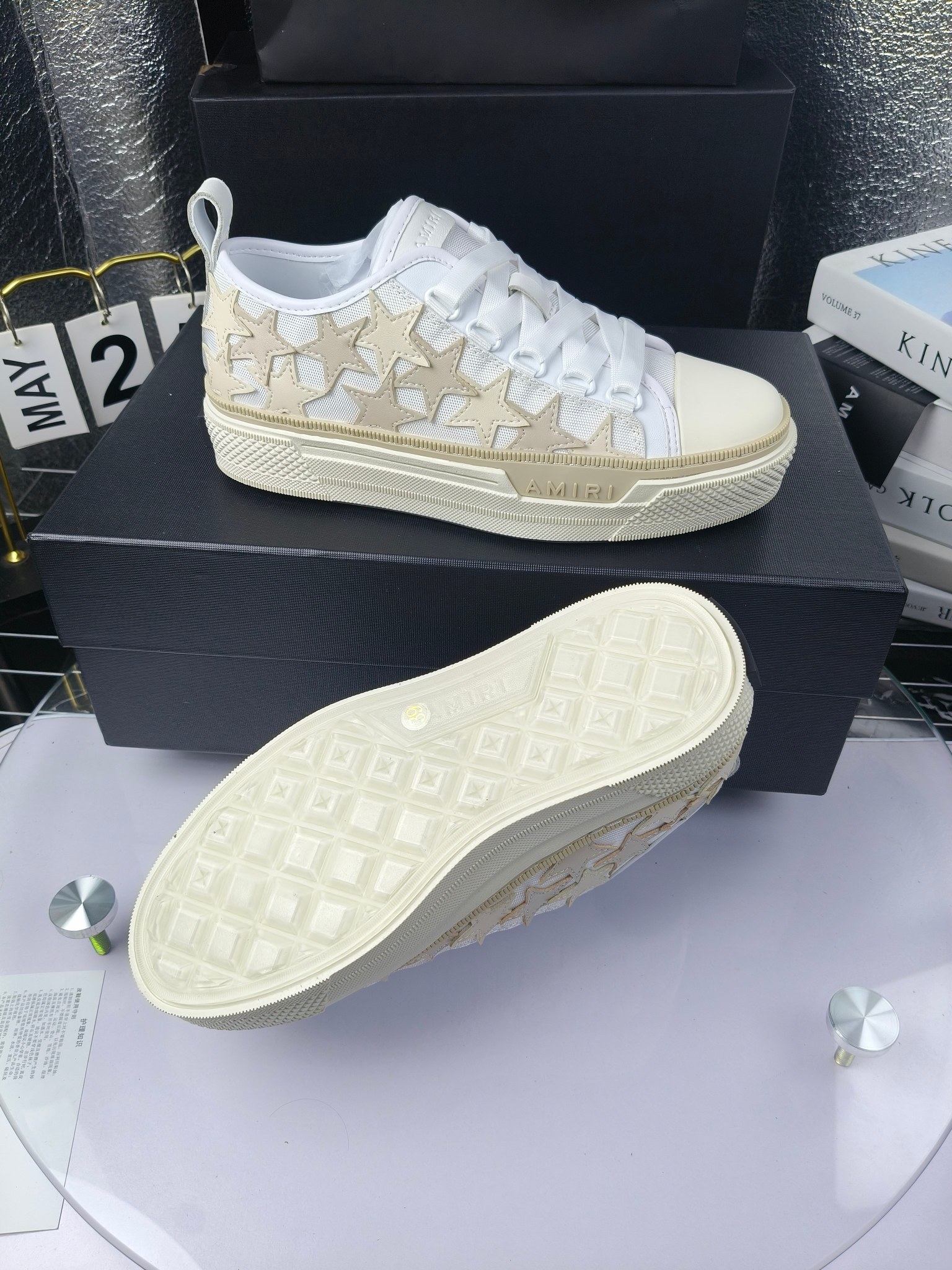 AMIRI
埃米尔
明星同款爆款情侣骨头鞋星星鞋。
出270
来自洛杉矶的高街潮牌独家爆版骨头鞋,众多明星网红同款,中国新说唱歌手小白Gali 王一博 杨幂等网红博主争夺上脚,1的鞋型侧面立体骷髅头拼接骨头状
❶面料:原版定做头层牛皮➕双层骨头全油边工艺
❷内里:独家定制同级内里 (无法超越)
❸垫脚:原版开模注塑成型
❹大底:独家1:1开模三色 原版大底
❺码数:情侣35-45(女40.41男45.46定制不退换)