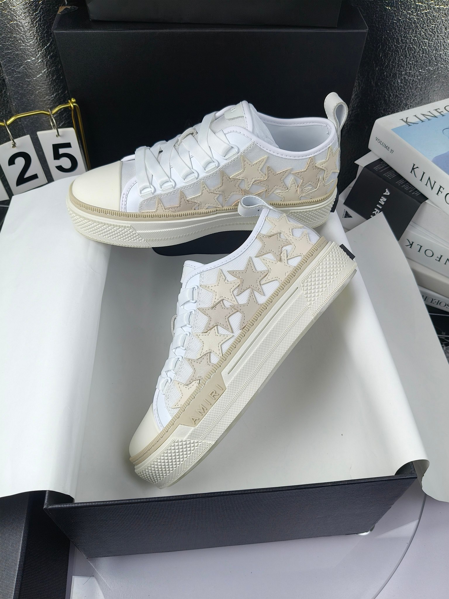 AMIRI
埃米尔
明星同款爆款情侣骨头鞋星星鞋。
出270
来自洛杉矶的高街潮牌独家爆版骨头鞋,众多明星网红同款,中国新说唱歌手小白Gali 王一博 杨幂等网红博主争夺上脚,1的鞋型侧面立体骷髅头拼接骨头状
❶面料:原版定做头层牛皮➕双层骨头全油边工艺
❷内里:独家定制同级内里 (无法超越)
❸垫脚:原版开模注塑成型
❹大底:独家1:1开模三色 原版大底
❺码数:情侣35-45(女40.41男45.46定制不退换)