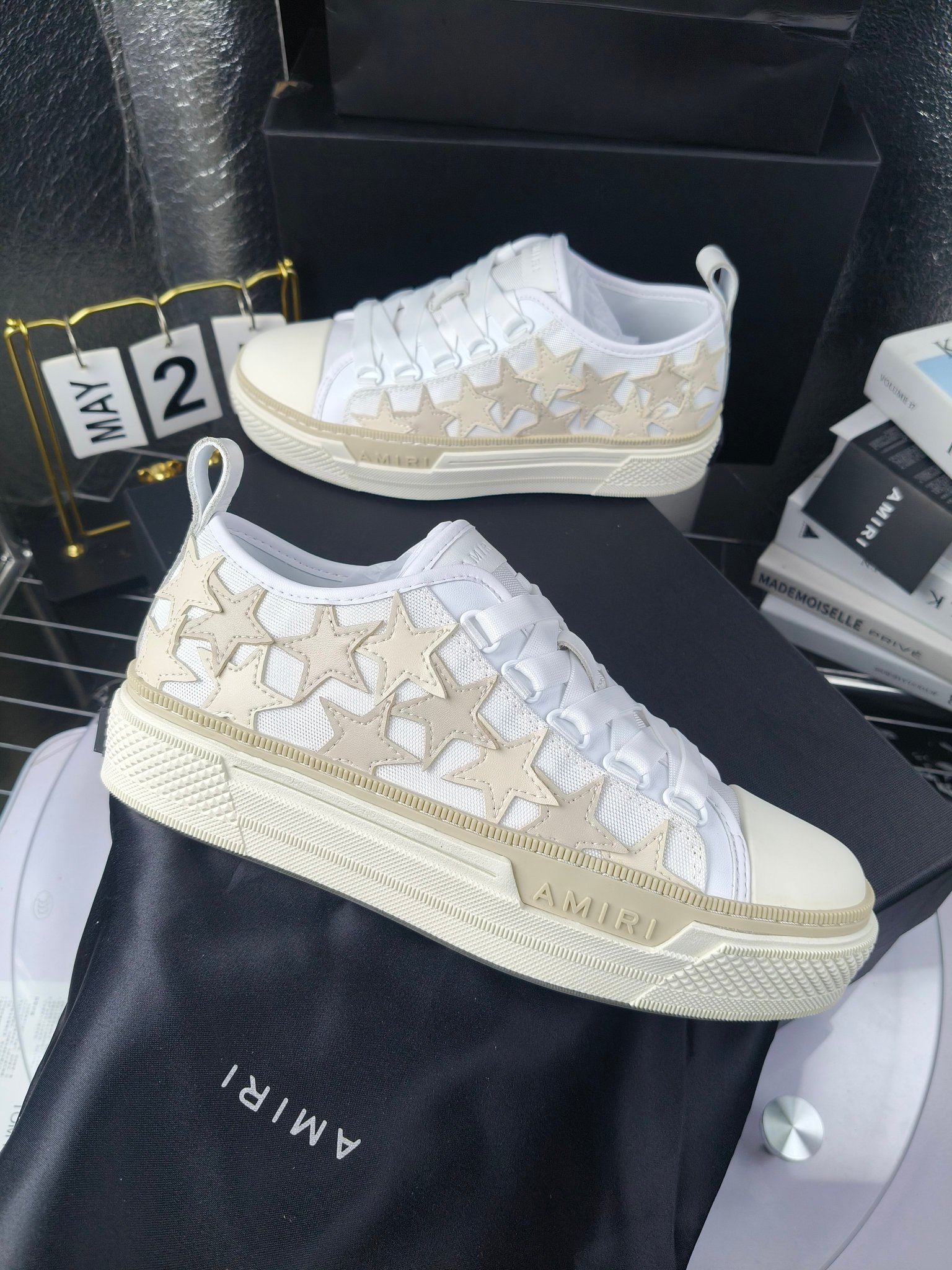AMIRI
埃米尔
明星同款爆款情侣骨头鞋星星鞋。
出270
来自洛杉矶的高街潮牌独家爆版骨头鞋,众多明星网红同款,中国新说唱歌手小白Gali 王一博 杨幂等网红博主争夺上脚,1的鞋型侧面立体骷髅头拼接骨头状
❶面料:原版定做头层牛皮➕双层骨头全油边工艺
❷内里:独家定制同级内里 (无法超越)
❸垫脚:原版开模注塑成型
❹大底:独家1:1开模三色 原版大底
❺码数:情侣35-45(女40.41男45.46定制不退换)