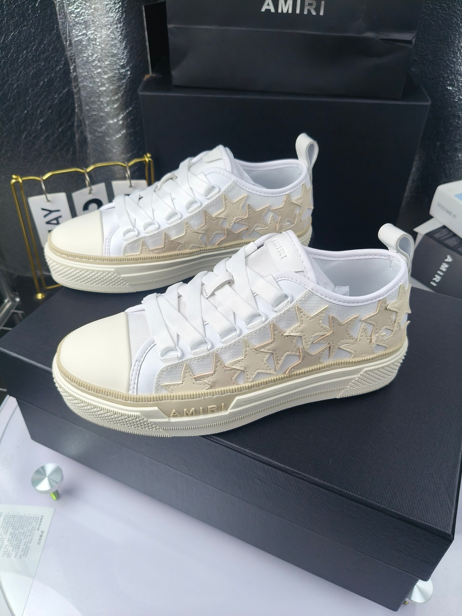 AMIRI
埃米尔
明星同款爆款情侣骨头鞋星星鞋。
出270
来自洛杉矶的高街潮牌独家爆版骨头鞋,众多明星网红同款,中国新说唱歌手小白Gali 王一博 杨幂等网红博主争夺上脚,1的鞋型侧面立体骷髅头拼接骨头状
❶面料:原版定做头层牛皮➕双层骨头全油边工艺
❷内里:独家定制同级内里 (无法超越)
❸垫脚:原版开模注塑成型
❹大底:独家1:1开模三色 原版大底
❺码数:情侣35-45(女40.41男45.46定制不退换)