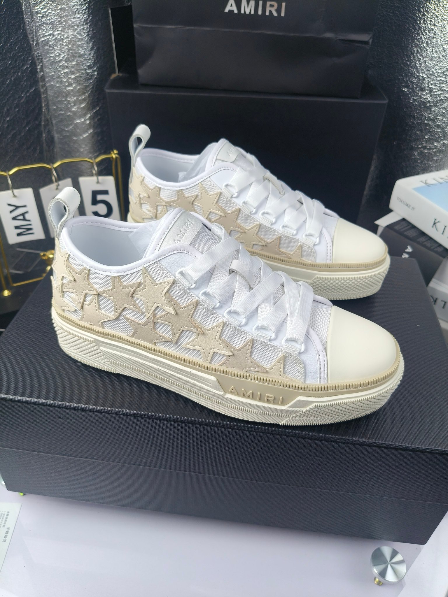 AMIRI
埃米尔
明星同款爆款情侣骨头鞋星星鞋。
出270
来自洛杉矶的高街潮牌独家爆版骨头鞋,众多明星网红同款,中国新说唱歌手小白Gali 王一博 杨幂等网红博主争夺上脚,1的鞋型侧面立体骷髅头拼接骨头状
❶面料:原版定做头层牛皮➕双层骨头全油边工艺
❷内里:独家定制同级内里 (无法超越)
❸垫脚:原版开模注塑成型
❹大底:独家1:1开模三色 原版大底
❺码数:情侣35-45(女40.41男45.46定制不退换)