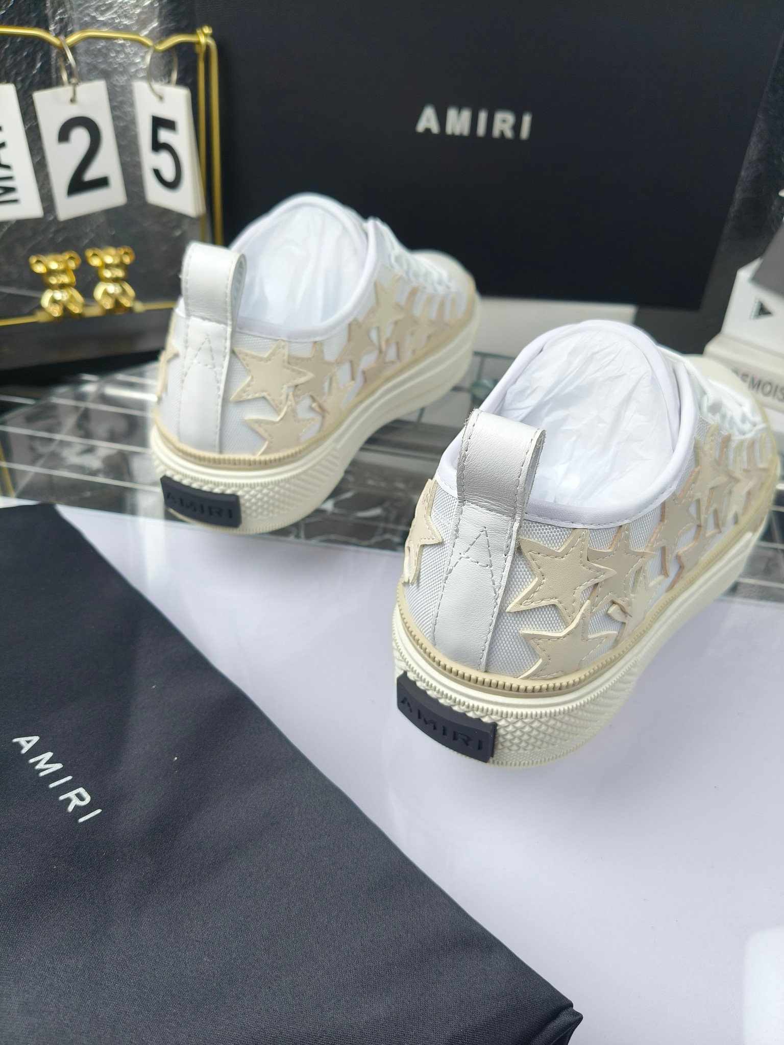 AMIRI
埃米尔
明星同款爆款情侣骨头鞋星星鞋。
出270
来自洛杉矶的高街潮牌独家爆版骨头鞋,众多明星网红同款,中国新说唱歌手小白Gali 王一博 杨幂等网红博主争夺上脚,1的鞋型侧面立体骷髅头拼接骨头状
❶面料:原版定做头层牛皮➕双层骨头全油边工艺
❷内里:独家定制同级内里 (无法超越)
❸垫脚:原版开模注塑成型
❹大底:独家1:1开模三色 原版大底
❺码数:情侣35-45(女40.41男45.46定制不退换)