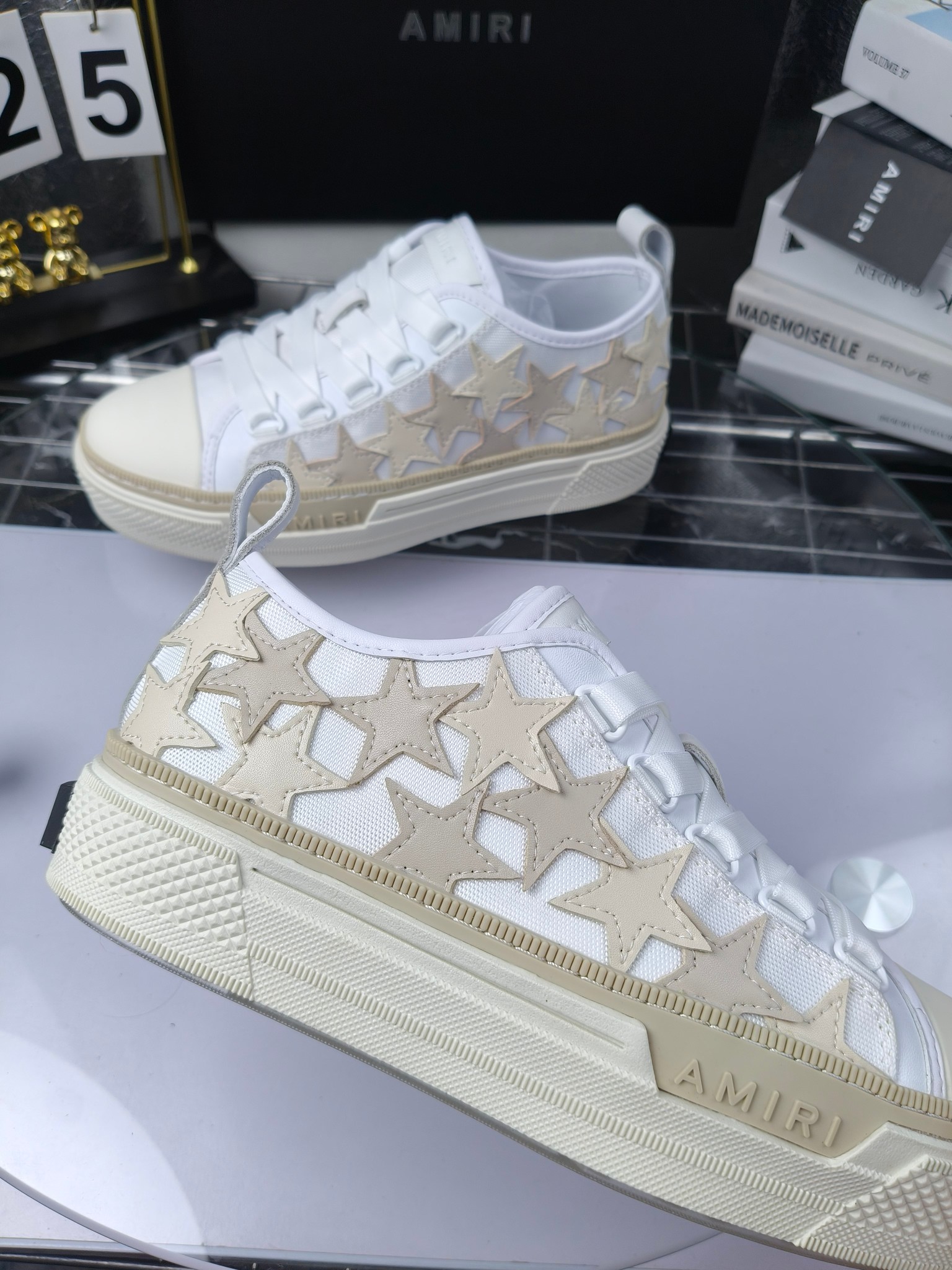 AMIRI
埃米尔
明星同款爆款情侣骨头鞋星星鞋。
出270
来自洛杉矶的高街潮牌独家爆版骨头鞋,众多明星网红同款,中国新说唱歌手小白Gali 王一博 杨幂等网红博主争夺上脚,1的鞋型侧面立体骷髅头拼接骨头状
❶面料:原版定做头层牛皮➕双层骨头全油边工艺
❷内里:独家定制同级内里 (无法超越)
❸垫脚:原版开模注塑成型
❹大底:独家1:1开模三色 原版大底
❺码数:情侣35-45(女40.41男45.46定制不退换)