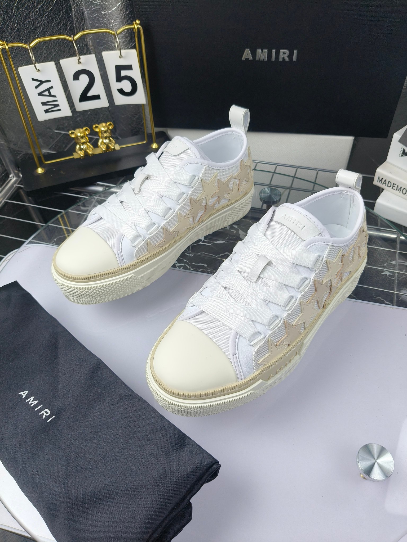 AMIRI
埃米尔
明星同款爆款情侣骨头鞋星星鞋。
出270
来自洛杉矶的高街潮牌独家爆版骨头鞋,众多明星网红同款,中国新说唱歌手小白Gali 王一博 杨幂等网红博主争夺上脚,1的鞋型侧面立体骷髅头拼接骨头状
❶面料:原版定做头层牛皮➕双层骨头全油边工艺
❷内里:独家定制同级内里 (无法超越)
❸垫脚:原版开模注塑成型
❹大底:独家1:1开模三色 原版大底
❺码数:情侣35-45(女40.41男45.46定制不退换)