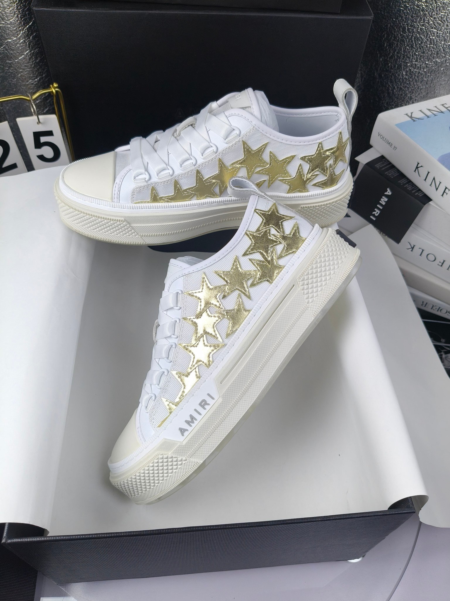 AMIRI
埃米尔
明星同款爆款情侣骨头鞋星星鞋。
出270
来自洛杉矶的高街潮牌独家爆版骨头鞋,众多明星网红同款,中国新说唱歌手小白Gali 王一博 杨幂等网红博主争夺上脚,1的鞋型侧面立体骷髅头拼接骨头状
❶面料:原版定做头层牛皮➕双层骨头全油边工艺
❷内里:独家定制同级内里 (无法超越)
❸垫脚:原版开模注塑成型
❹大底:独家1:1开模三色 原版大底
❺码数:情侣35-45(女40.41男45.46定制不退换)