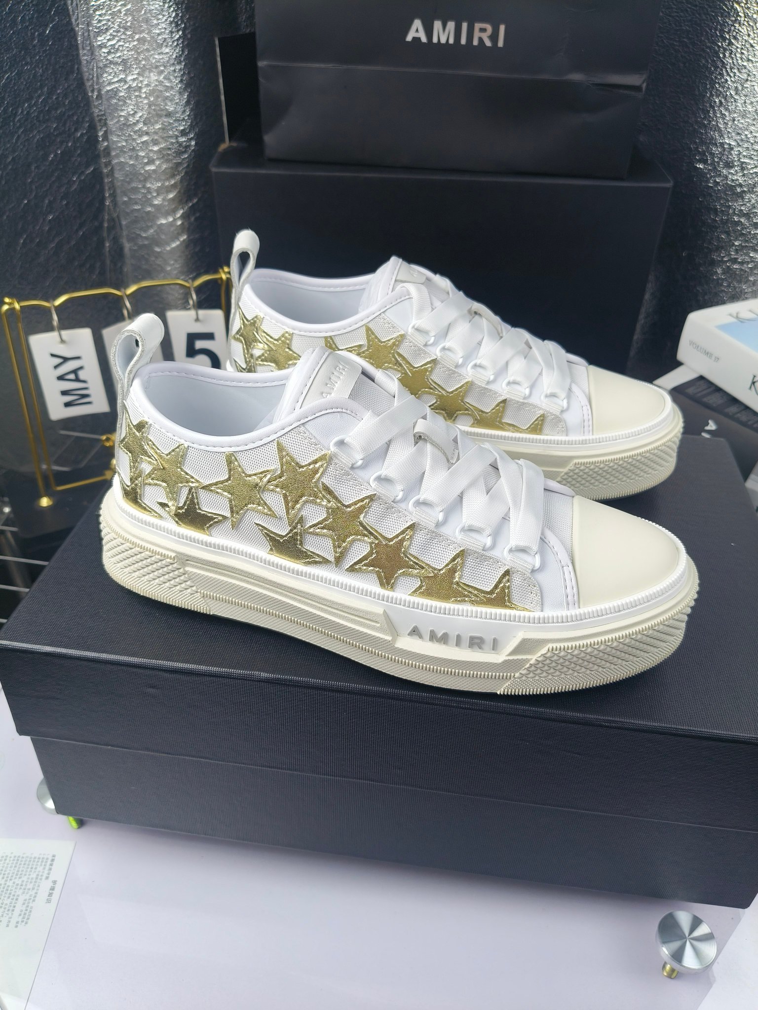 AMIRI
埃米尔
明星同款爆款情侣骨头鞋星星鞋。
出270
来自洛杉矶的高街潮牌独家爆版骨头鞋,众多明星网红同款,中国新说唱歌手小白Gali 王一博 杨幂等网红博主争夺上脚,1的鞋型侧面立体骷髅头拼接骨头状
❶面料:原版定做头层牛皮➕双层骨头全油边工艺
❷内里:独家定制同级内里 (无法超越)
❸垫脚:原版开模注塑成型
❹大底:独家1:1开模三色 原版大底
❺码数:情侣35-45(女40.41男45.46定制不退换)