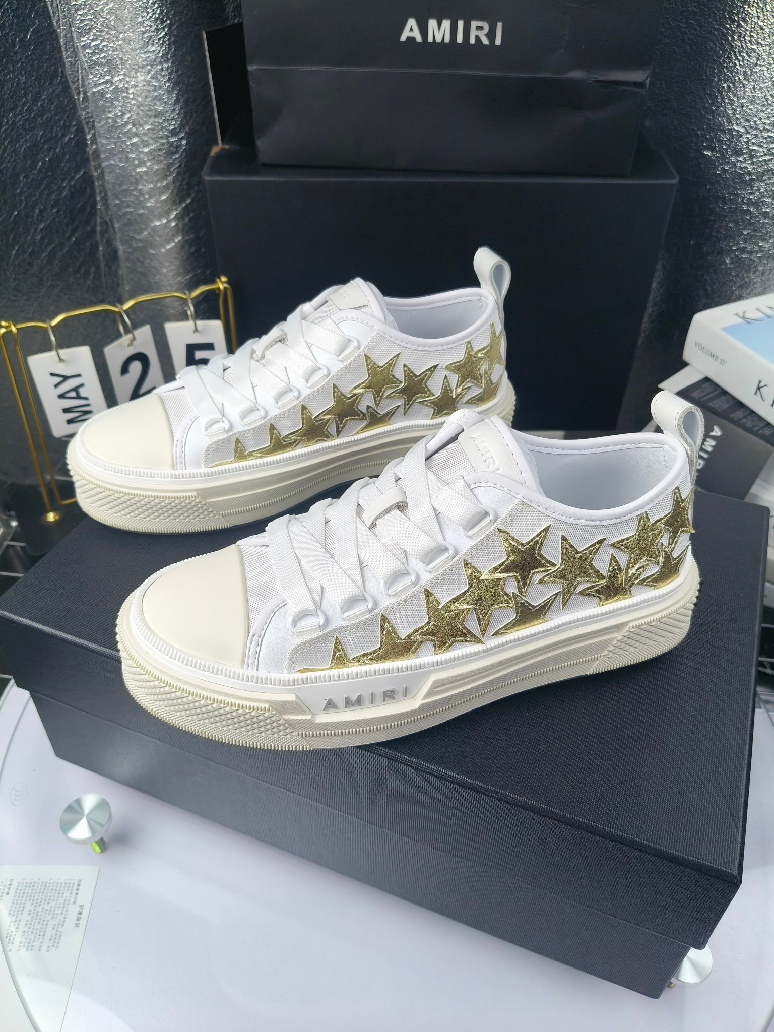 AMIRI
埃米尔
明星同款爆款情侣骨头鞋星星鞋。
出270
来自洛杉矶的高街潮牌独家爆版骨头鞋,众多明星网红同款,中国新说唱歌手小白Gali 王一博 杨幂等网红博主争夺上脚,1的鞋型侧面立体骷髅头拼接骨头状
❶面料:原版定做头层牛皮➕双层骨头全油边工艺
❷内里:独家定制同级内里 (无法超越)
❸垫脚:原版开模注塑成型
❹大底:独家1:1开模三色 原版大底
❺码数:情侣35-45(女40.41男45.46定制不退换)