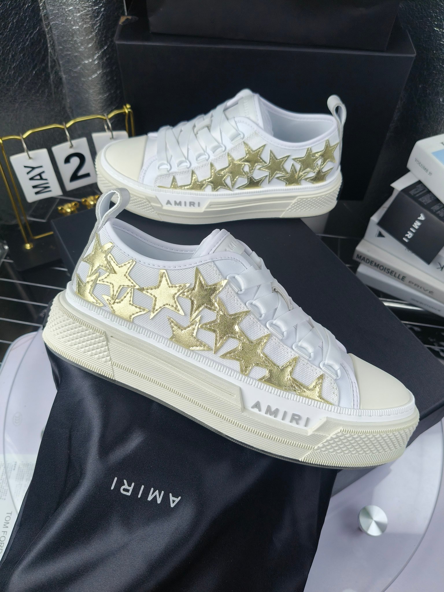 AMIRI
埃米尔
明星同款爆款情侣骨头鞋星星鞋。
出270
来自洛杉矶的高街潮牌独家爆版骨头鞋,众多明星网红同款,中国新说唱歌手小白Gali 王一博 杨幂等网红博主争夺上脚,1的鞋型侧面立体骷髅头拼接骨头状
❶面料:原版定做头层牛皮➕双层骨头全油边工艺
❷内里:独家定制同级内里 (无法超越)
❸垫脚:原版开模注塑成型
❹大底:独家1:1开模三色 原版大底
❺码数:情侣35-45(女40.41男45.46定制不退换)