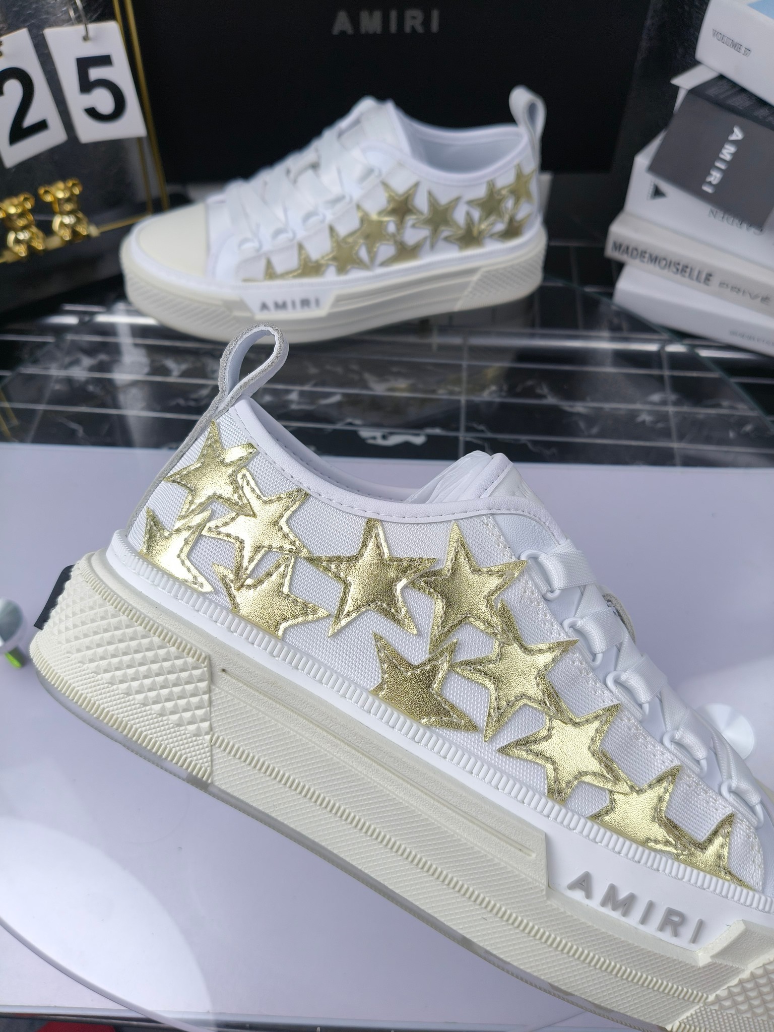 AMIRI
埃米尔
明星同款爆款情侣骨头鞋星星鞋。
出270
来自洛杉矶的高街潮牌独家爆版骨头鞋,众多明星网红同款,中国新说唱歌手小白Gali 王一博 杨幂等网红博主争夺上脚,1的鞋型侧面立体骷髅头拼接骨头状
❶面料:原版定做头层牛皮➕双层骨头全油边工艺
❷内里:独家定制同级内里 (无法超越)
❸垫脚:原版开模注塑成型
❹大底:独家1:1开模三色 原版大底
❺码数:情侣35-45(女40.41男45.46定制不退换)