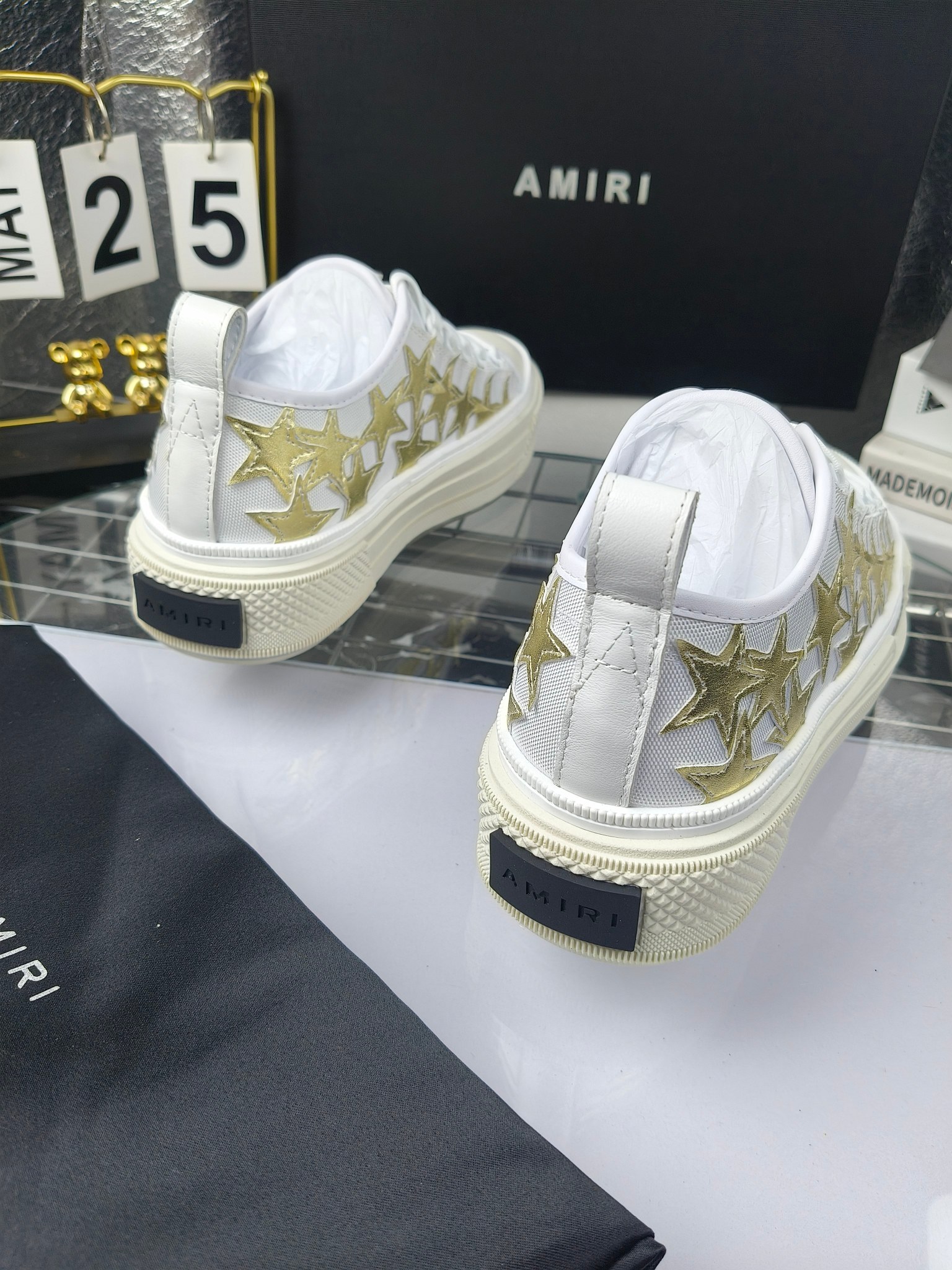 AMIRI
埃米尔
明星同款爆款情侣骨头鞋星星鞋。
出270
来自洛杉矶的高街潮牌独家爆版骨头鞋,众多明星网红同款,中国新说唱歌手小白Gali 王一博 杨幂等网红博主争夺上脚,1的鞋型侧面立体骷髅头拼接骨头状
❶面料:原版定做头层牛皮➕双层骨头全油边工艺
❷内里:独家定制同级内里 (无法超越)
❸垫脚:原版开模注塑成型
❹大底:独家1:1开模三色 原版大底
❺码数:情侣35-45(女40.41男45.46定制不退换)
