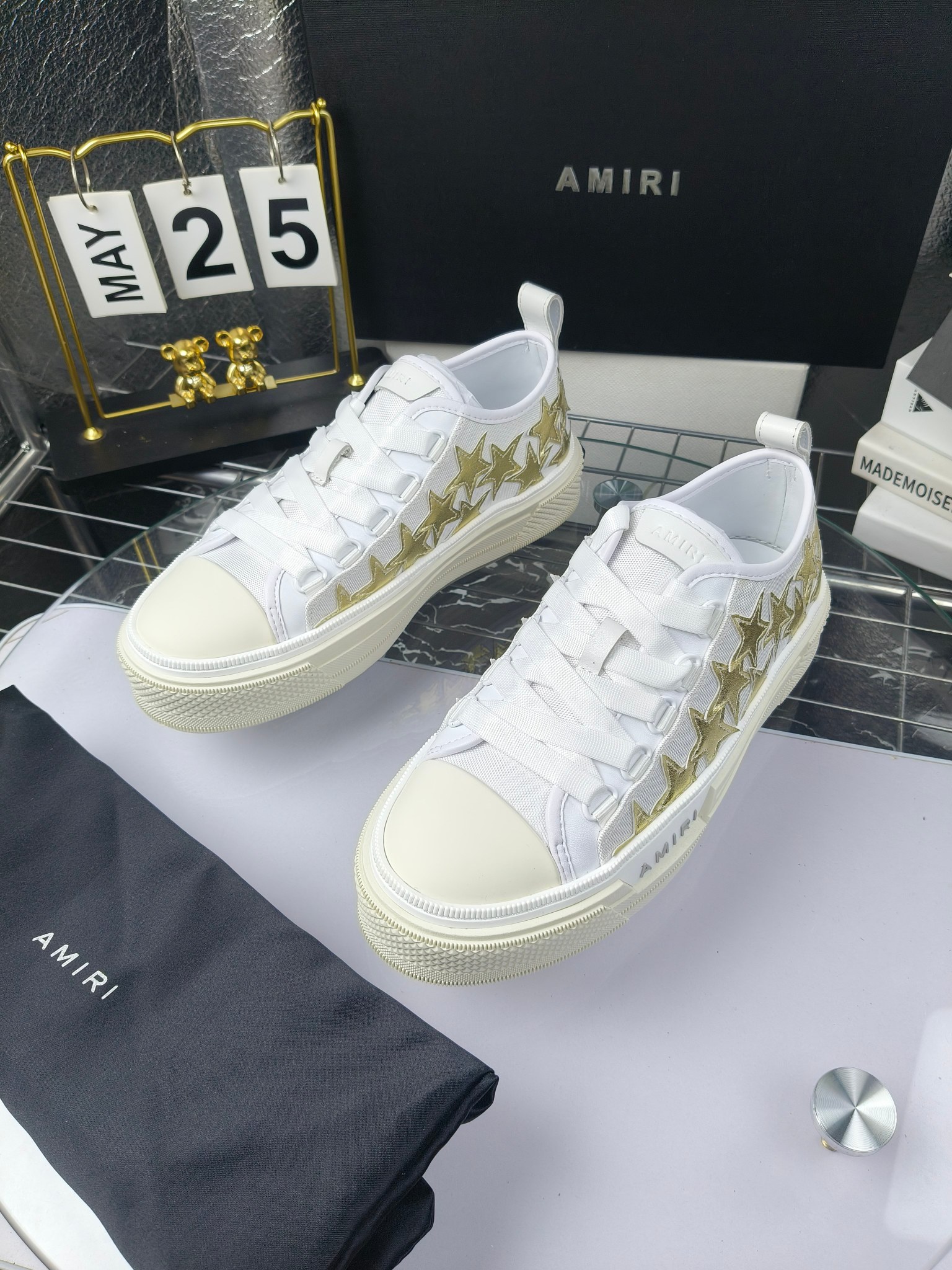 AMIRI
埃米尔
明星同款爆款情侣骨头鞋星星鞋。
出270
来自洛杉矶的高街潮牌独家爆版骨头鞋,众多明星网红同款,中国新说唱歌手小白Gali 王一博 杨幂等网红博主争夺上脚,1的鞋型侧面立体骷髅头拼接骨头状
❶面料:原版定做头层牛皮➕双层骨头全油边工艺
❷内里:独家定制同级内里 (无法超越)
❸垫脚:原版开模注塑成型
❹大底:独家1:1开模三色 原版大底
❺码数:情侣35-45(女40.41男45.46定制不退换)