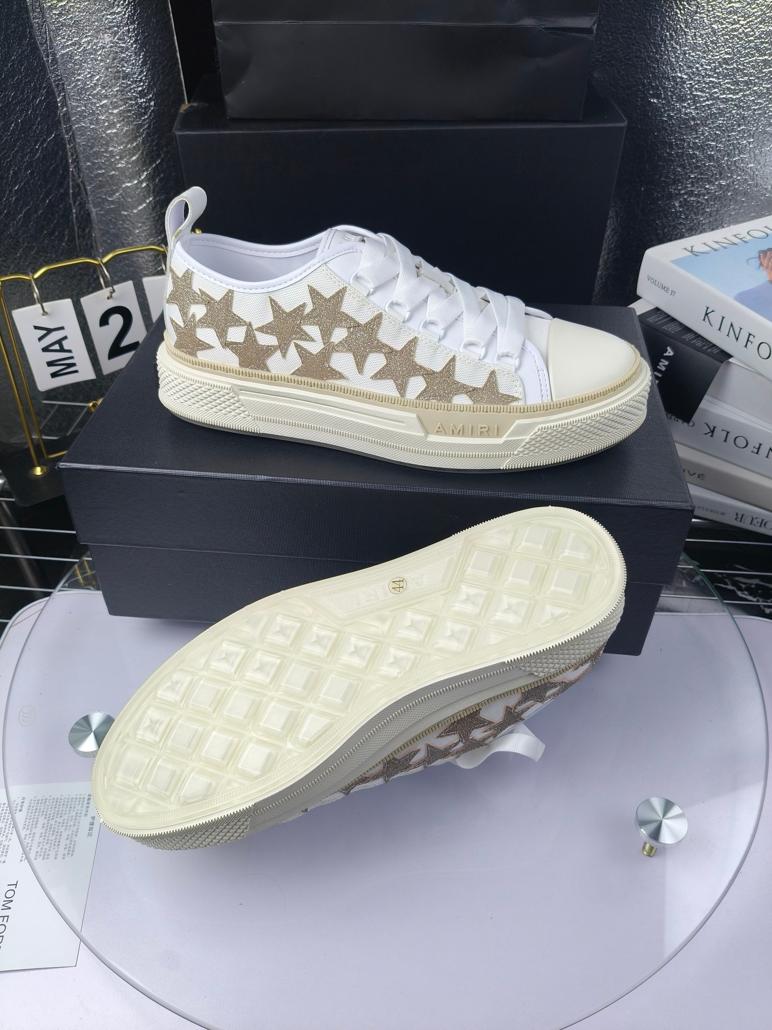 AMIRI
埃米尔
明星同款爆款情侣骨头鞋星星鞋。
出270
来自洛杉矶的高街潮牌独家爆版骨头鞋，众多明星网红同款，中国新说唱歌手小白Gali 王一博 杨幂等网红博主争夺上脚，1的鞋型侧面立体骷髅头拼接骨头状
❶面料:原版定做头层牛皮➕双层骨头全油边工艺
❷内里:独家定制同级内里 (无法超越)
❸垫脚:原版开模注塑成型
❹大底:独家1:1开模三色 原版大底
❺码数:情侣35-45（女40.41男45.46定制不退换）
