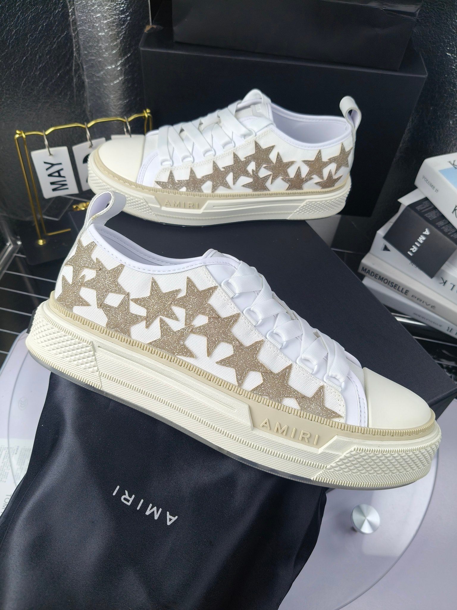 AMIRI
埃米尔
明星同款爆款情侣骨头鞋星星鞋。
出270
来自洛杉矶的高街潮牌独家爆版骨头鞋，众多明星网红同款，中国新说唱歌手小白Gali 王一博 杨幂等网红博主争夺上脚，1的鞋型侧面立体骷髅头拼接骨头状
❶面料:原版定做头层牛皮➕双层骨头全油边工艺
❷内里:独家定制同级内里 (无法超越)
❸垫脚:原版开模注塑成型
❹大底:独家1:1开模三色 原版大底
❺码数:情侣35-45（女40.41男45.46定制不退换）
