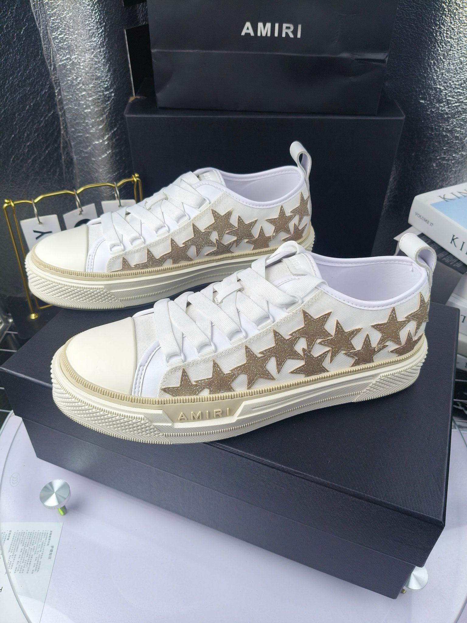 AMIRI
埃米尔
明星同款爆款情侣骨头鞋星星鞋。
出270
来自洛杉矶的高街潮牌独家爆版骨头鞋，众多明星网红同款，中国新说唱歌手小白Gali 王一博 杨幂等网红博主争夺上脚，1的鞋型侧面立体骷髅头拼接骨头状
❶面料:原版定做头层牛皮➕双层骨头全油边工艺
❷内里:独家定制同级内里 (无法超越)
❸垫脚:原版开模注塑成型
❹大底:独家1:1开模三色 原版大底
❺码数:情侣35-45（女40.41男45.46定制不退换）
