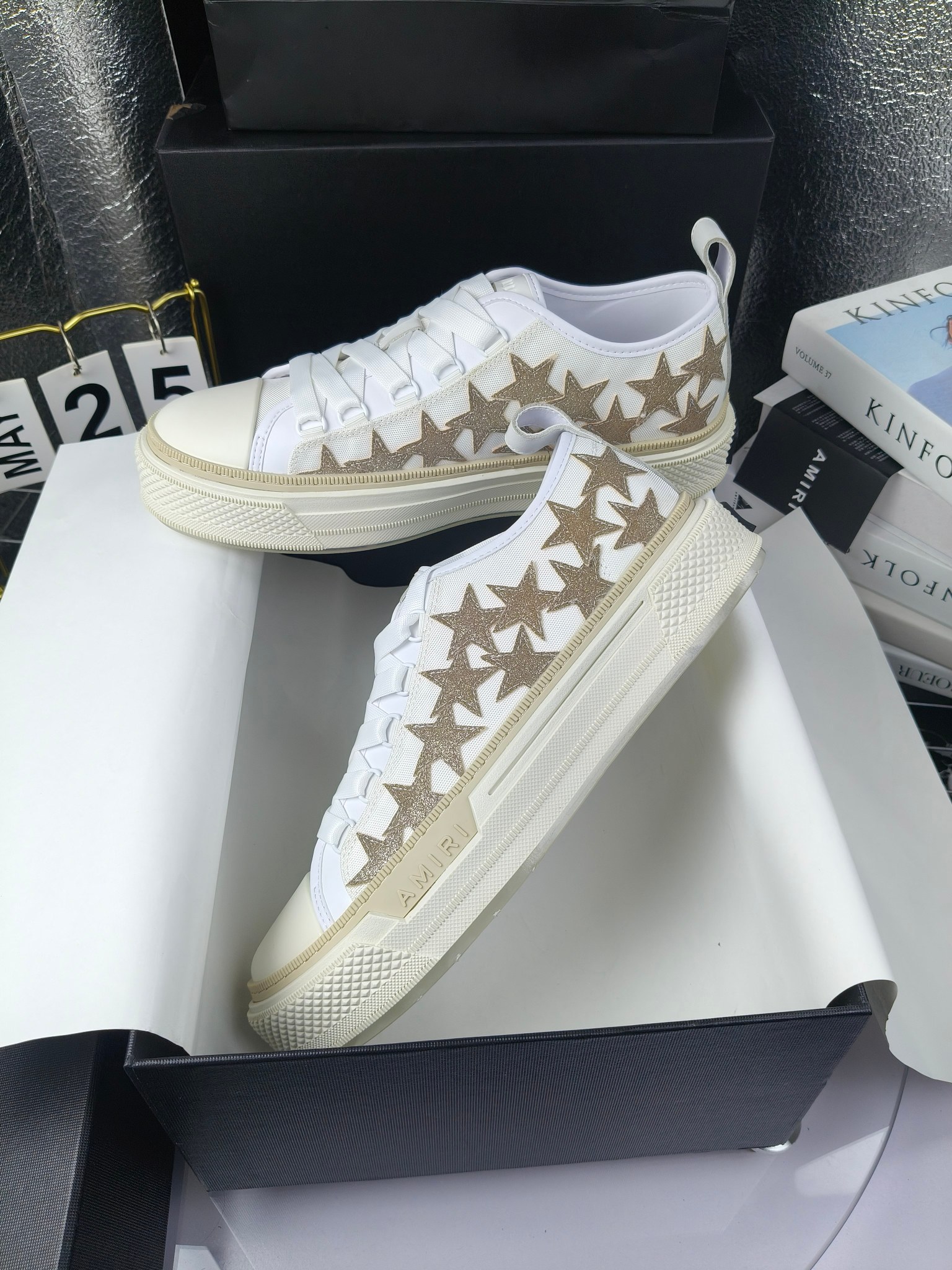 AMIRI
埃米尔
明星同款爆款情侣骨头鞋星星鞋。
出270
来自洛杉矶的高街潮牌独家爆版骨头鞋，众多明星网红同款，中国新说唱歌手小白Gali 王一博 杨幂等网红博主争夺上脚，1的鞋型侧面立体骷髅头拼接骨头状
❶面料:原版定做头层牛皮➕双层骨头全油边工艺
❷内里:独家定制同级内里 (无法超越)
❸垫脚:原版开模注塑成型
❹大底:独家1:1开模三色 原版大底
❺码数:情侣35-45（女40.41男45.46定制不退换）
