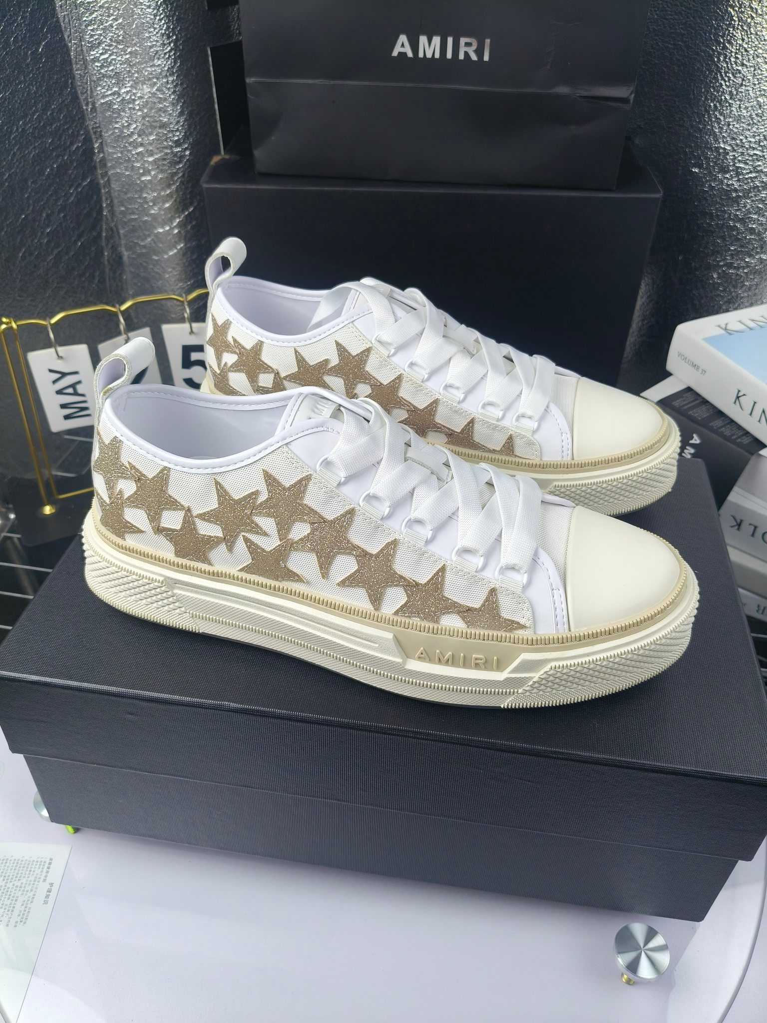 AMIRI
埃米尔
明星同款爆款情侣骨头鞋星星鞋。
出270
来自洛杉矶的高街潮牌独家爆版骨头鞋，众多明星网红同款，中国新说唱歌手小白Gali 王一博 杨幂等网红博主争夺上脚，1的鞋型侧面立体骷髅头拼接骨头状
❶面料:原版定做头层牛皮➕双层骨头全油边工艺
❷内里:独家定制同级内里 (无法超越)
❸垫脚:原版开模注塑成型
❹大底:独家1:1开模三色 原版大底
❺码数:情侣35-45（女40.41男45.46定制不退换）

