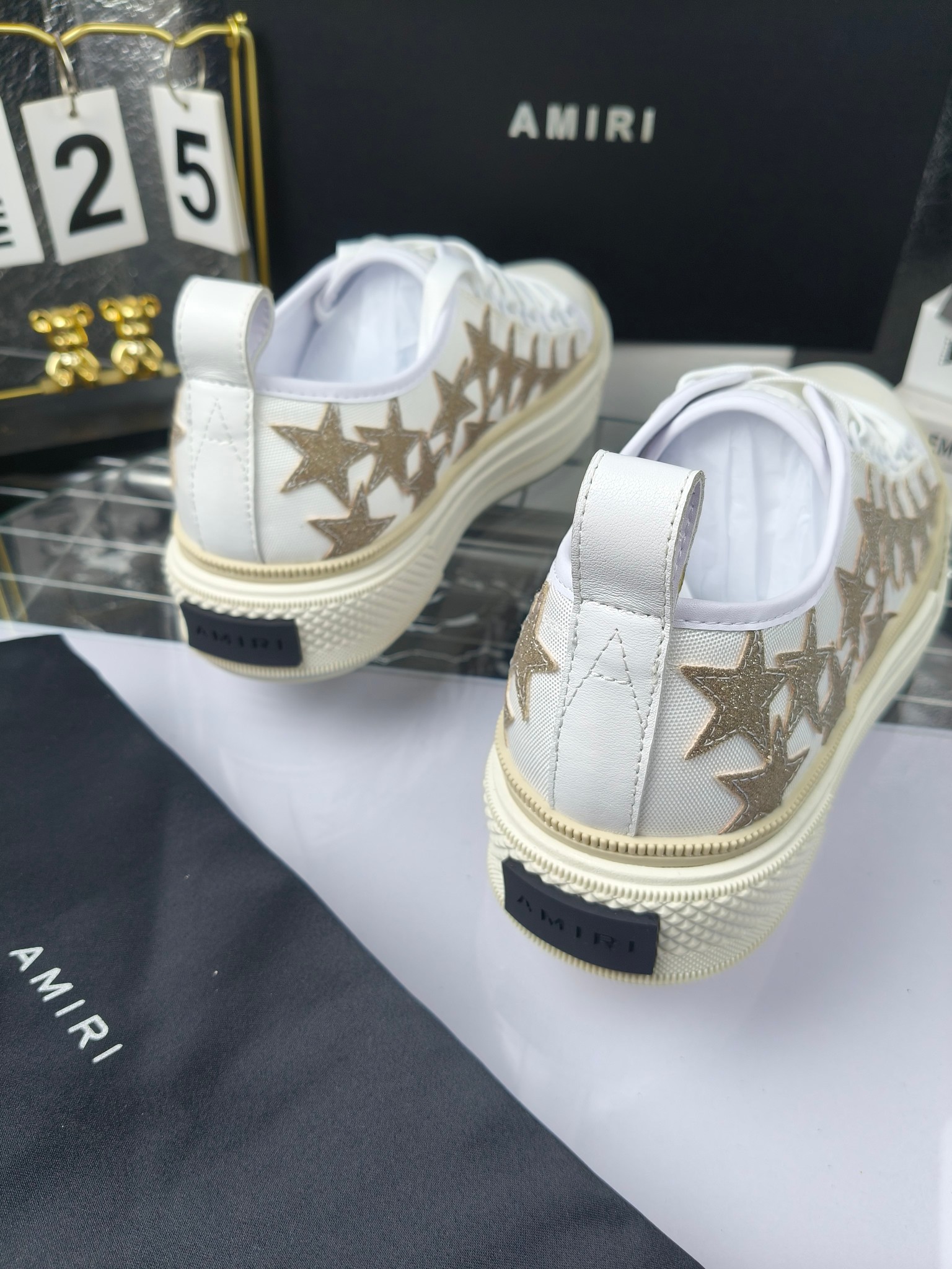 AMIRI
埃米尔
明星同款爆款情侣骨头鞋星星鞋。
出270
来自洛杉矶的高街潮牌独家爆版骨头鞋，众多明星网红同款，中国新说唱歌手小白Gali 王一博 杨幂等网红博主争夺上脚，1的鞋型侧面立体骷髅头拼接骨头状
❶面料:原版定做头层牛皮➕双层骨头全油边工艺
❷内里:独家定制同级内里 (无法超越)
❸垫脚:原版开模注塑成型
❹大底:独家1:1开模三色 原版大底
❺码数:情侣35-45（女40.41男45.46定制不退换）
