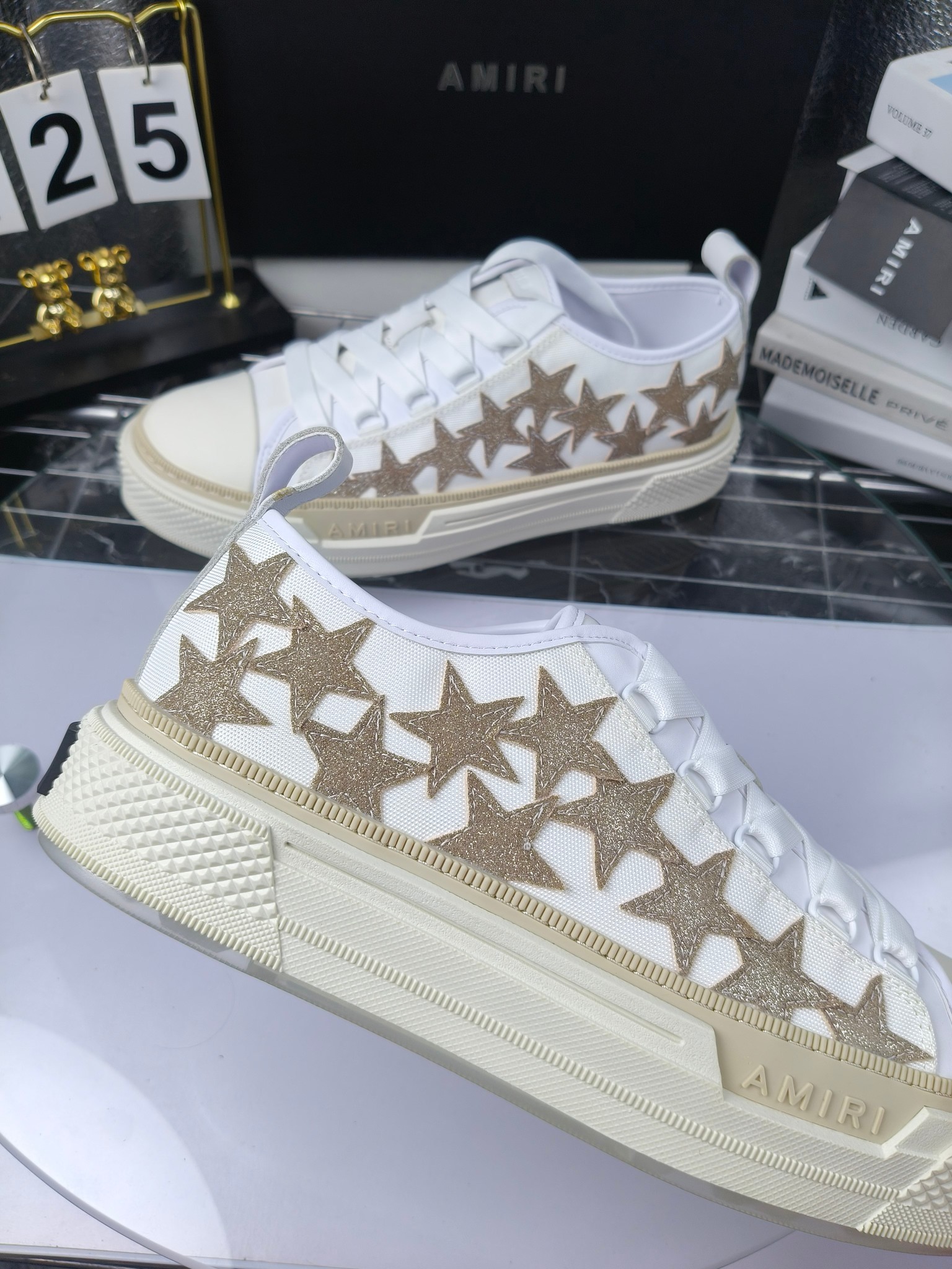 AMIRI
埃米尔
明星同款爆款情侣骨头鞋星星鞋。
出270
来自洛杉矶的高街潮牌独家爆版骨头鞋，众多明星网红同款，中国新说唱歌手小白Gali 王一博 杨幂等网红博主争夺上脚，1的鞋型侧面立体骷髅头拼接骨头状
❶面料:原版定做头层牛皮➕双层骨头全油边工艺
❷内里:独家定制同级内里 (无法超越)
❸垫脚:原版开模注塑成型
❹大底:独家1:1开模三色 原版大底
❺码数:情侣35-45（女40.41男45.46定制不退换）
