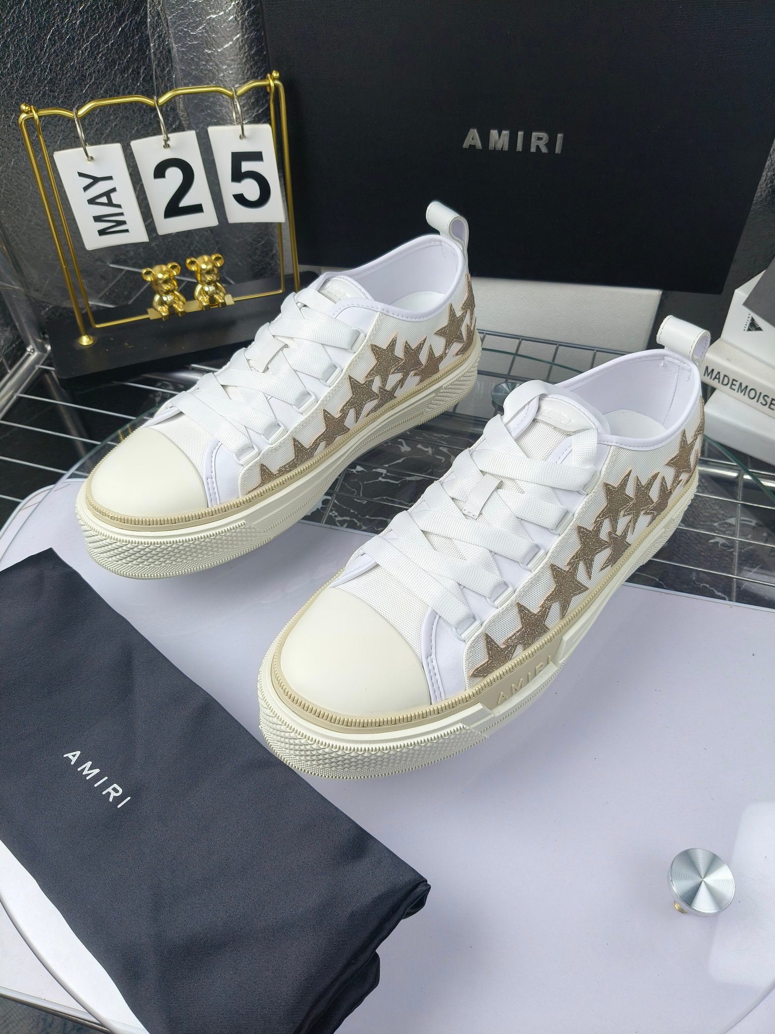 AMIRI
埃米尔
明星同款爆款情侣骨头鞋星星鞋。
出270
来自洛杉矶的高街潮牌独家爆版骨头鞋，众多明星网红同款，中国新说唱歌手小白Gali 王一博 杨幂等网红博主争夺上脚，1的鞋型侧面立体骷髅头拼接骨头状
❶面料:原版定做头层牛皮➕双层骨头全油边工艺
❷内里:独家定制同级内里 (无法超越)
❸垫脚:原版开模注塑成型
❹大底:独家1:1开模三色 原版大底
❺码数:情侣35-45（女40.41男45.46定制不退换）

