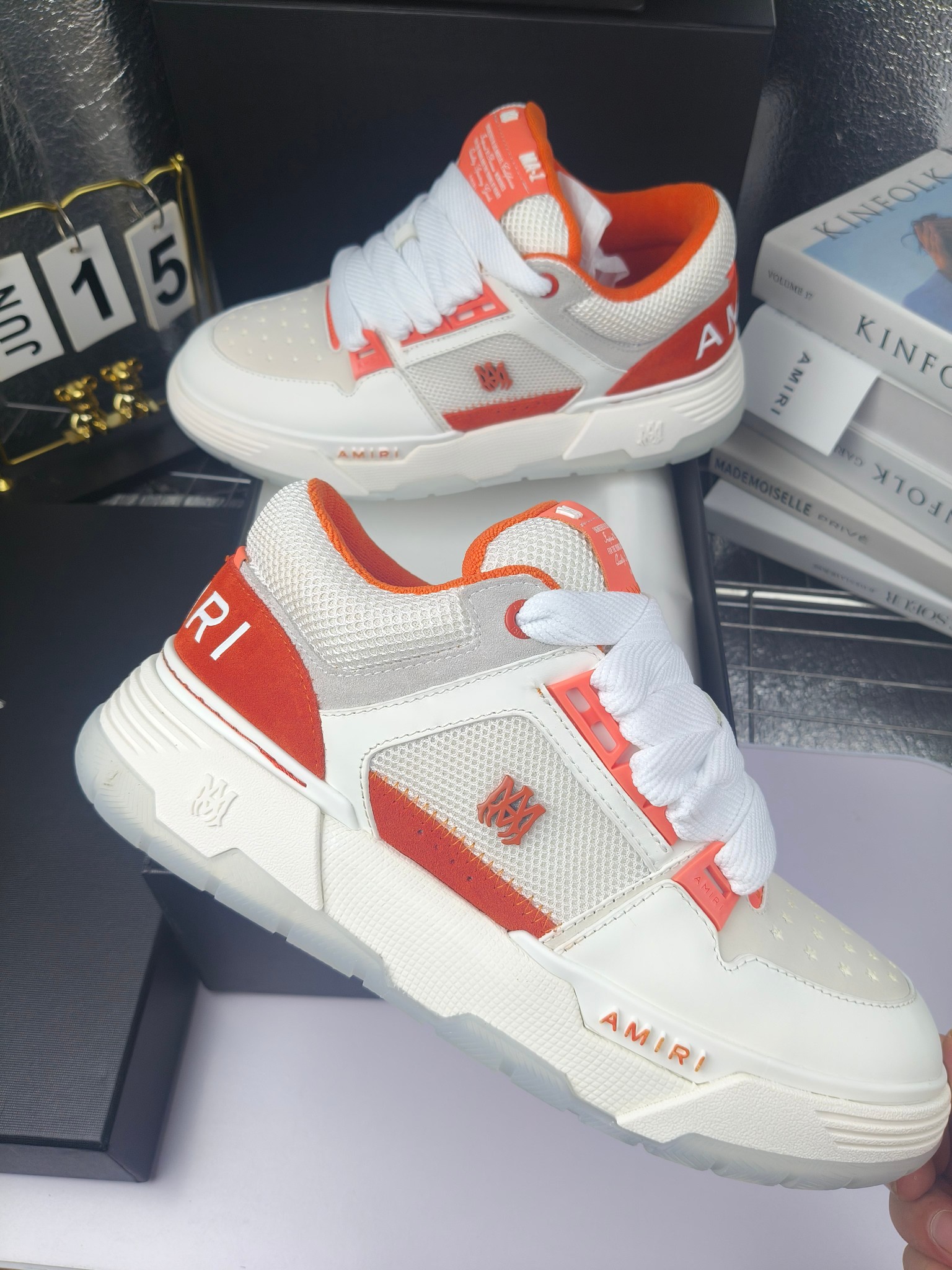 AMIRI
埃米尔爆款情侣骨头鞋。
出300
休闲时尚领头羊。来自洛杉矶的高街潮牌独家爆版骨头鞋,众多明星网红同款,中国新说唱歌手小白Gali 王一博 杨幂等网红博主争夺上脚,AJ1的鞋型侧面立体骷髅头拼接骨头状
❶面料:原版定做头层牛皮➕双层骨头全纯手工油边工艺
❷内里同原版:独家定制Nike同级内里 (无法超越)
❸垫脚:原版开模注塑成型一体鞋垫舒适不累脚
❹大底:原工厂1:1开模三色 原版大底
❺码数:35-45(男38.45.46定制不退换)