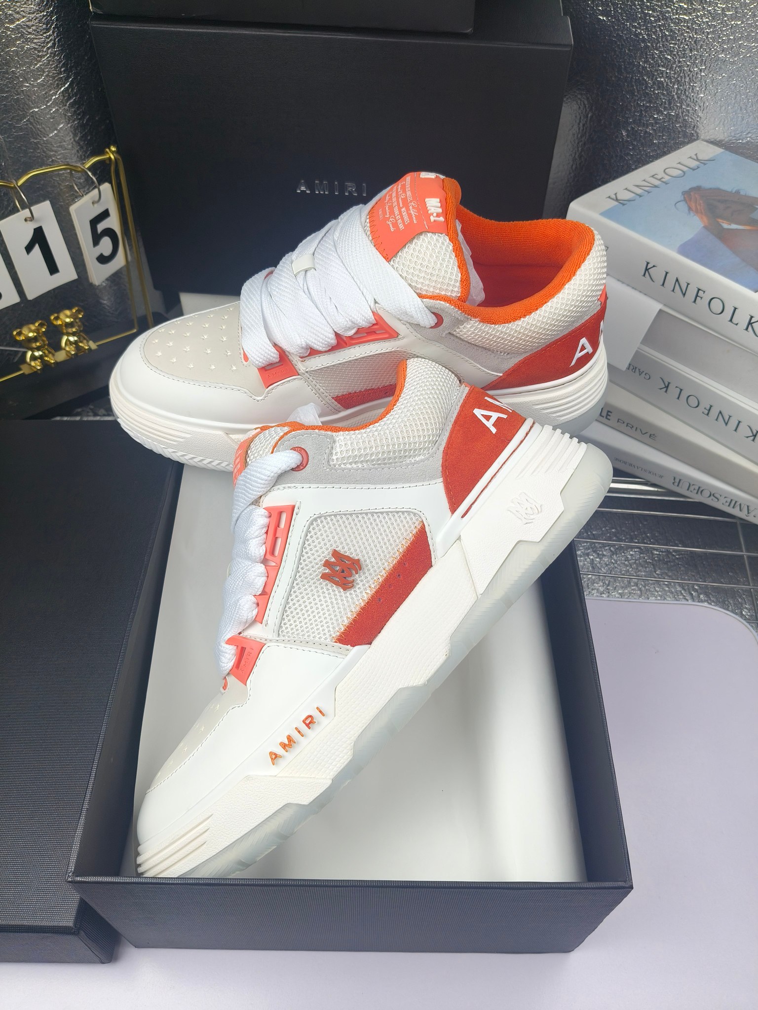 AMIRI
埃米尔爆款情侣骨头鞋。
出300
休闲时尚领头羊。来自洛杉矶的高街潮牌独家爆版骨头鞋,众多明星网红同款,中国新说唱歌手小白Gali 王一博 杨幂等网红博主争夺上脚,AJ1的鞋型侧面立体骷髅头拼接骨头状
❶面料:原版定做头层牛皮➕双层骨头全纯手工油边工艺
❷内里同原版:独家定制Nike同级内里 (无法超越)
❸垫脚:原版开模注塑成型一体鞋垫舒适不累脚
❹大底:原工厂1:1开模三色 原版大底
❺码数:35-45(男38.45.46定制不退换)