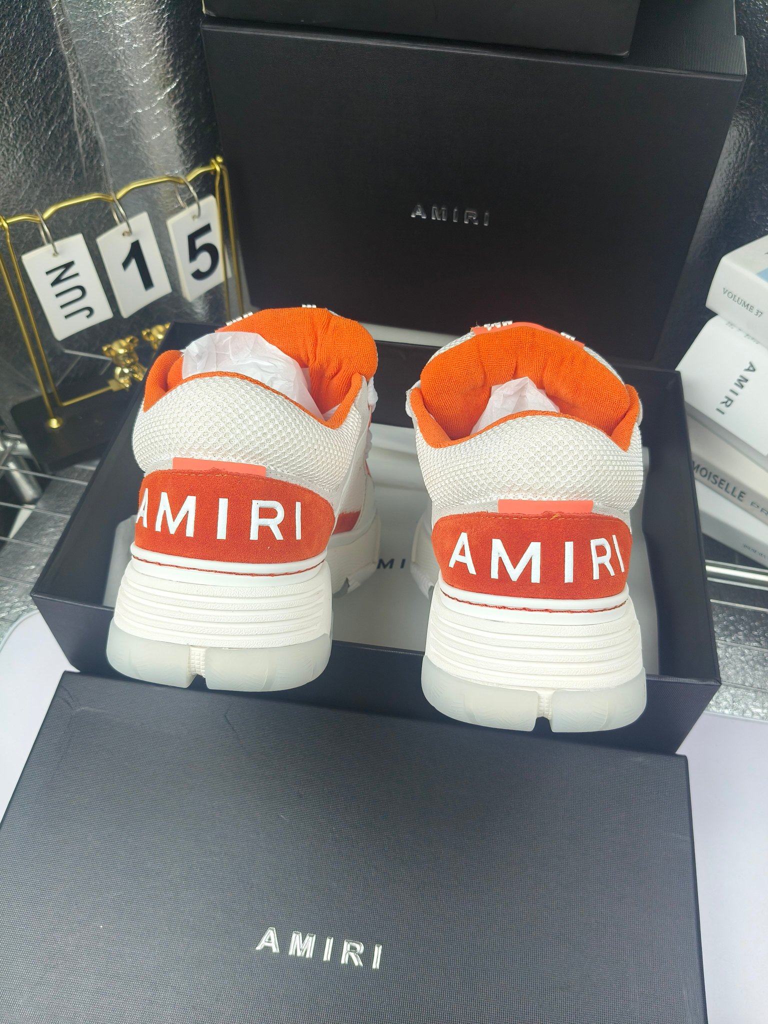 AMIRI
埃米尔爆款情侣骨头鞋。
出300
休闲时尚领头羊。来自洛杉矶的高街潮牌独家爆版骨头鞋,众多明星网红同款,中国新说唱歌手小白Gali 王一博 杨幂等网红博主争夺上脚,AJ1的鞋型侧面立体骷髅头拼接骨头状
❶面料:原版定做头层牛皮➕双层骨头全纯手工油边工艺
❷内里同原版:独家定制Nike同级内里 (无法超越)
❸垫脚:原版开模注塑成型一体鞋垫舒适不累脚
❹大底:原工厂1:1开模三色 原版大底
❺码数:35-45(男38.45.46定制不退换)