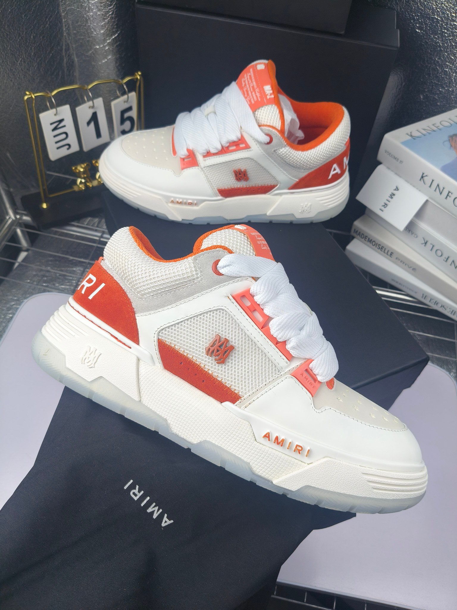 AMIRI
埃米尔爆款情侣骨头鞋。
出300
休闲时尚领头羊。来自洛杉矶的高街潮牌独家爆版骨头鞋,众多明星网红同款,中国新说唱歌手小白Gali 王一博 杨幂等网红博主争夺上脚,AJ1的鞋型侧面立体骷髅头拼接骨头状
❶面料:原版定做头层牛皮➕双层骨头全纯手工油边工艺
❷内里同原版:独家定制Nike同级内里 (无法超越)
❸垫脚:原版开模注塑成型一体鞋垫舒适不累脚
❹大底:原工厂1:1开模三色 原版大底
❺码数:35-45(男38.45.46定制不退换)