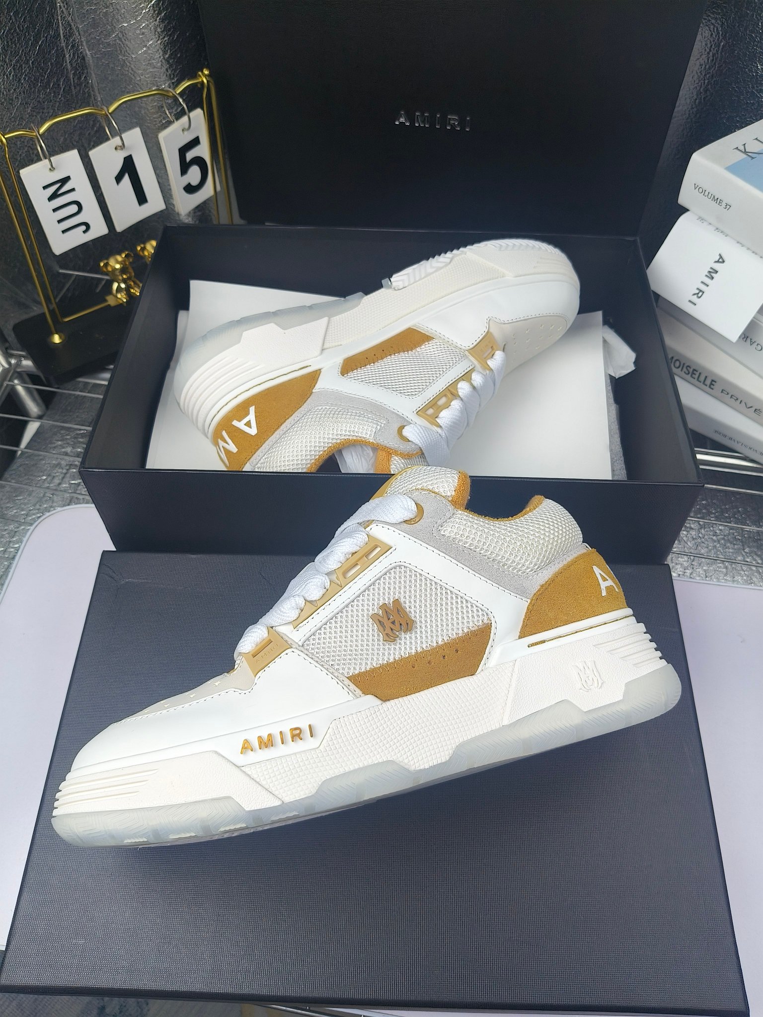 AMIRI
埃米尔爆款情侣骨头鞋。
出300
休闲时尚领头羊。来自洛杉矶的高街潮牌独家爆版骨头鞋，众多明星网红同款，中国新说唱歌手小白Gali 王一博 杨幂等网红博主争夺上脚，AJ1的鞋型侧面立体骷髅头拼接骨头状 
❶面料:原版定做头层牛皮➕双层骨头全纯手工油边工艺 
❷内里同原版:独家定制Nike同级内里 (无法超越) 
❸垫脚:原版开模注塑成型一体鞋垫舒适不累脚 
❹大底:原工厂1:1开模三色 原版大底 
❺码数:35-45（男38.45.46定制不退换）
