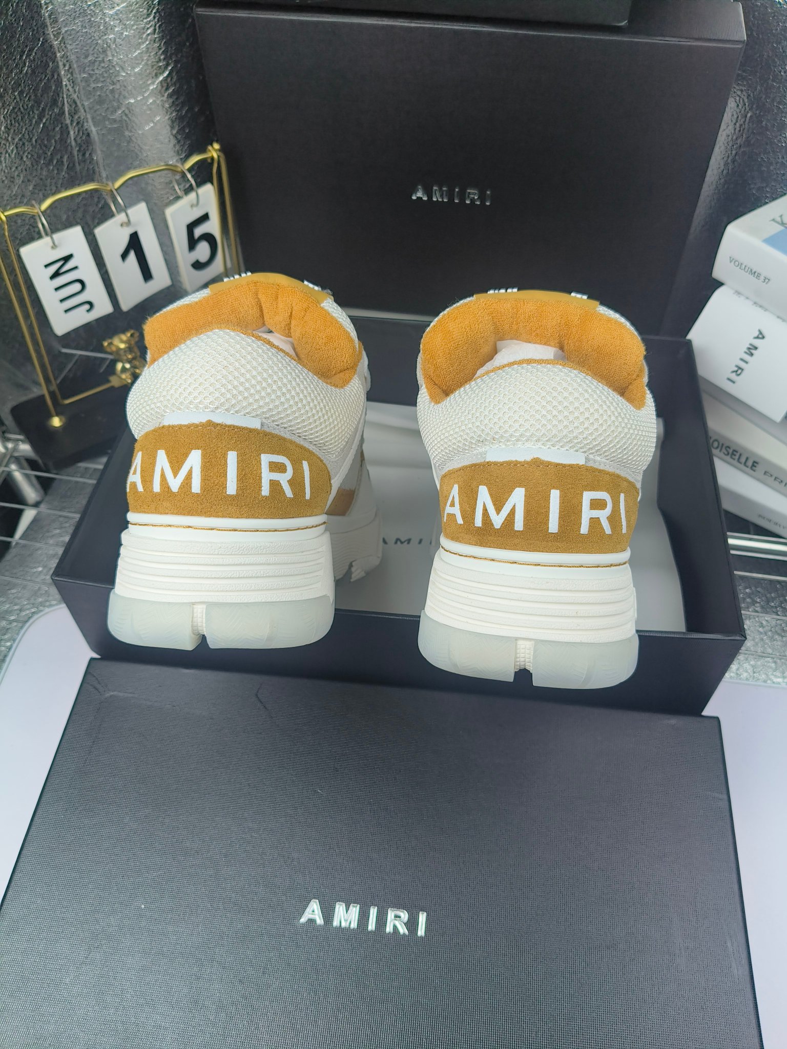 AMIRI
埃米尔爆款情侣骨头鞋。
出300
休闲时尚领头羊。来自洛杉矶的高街潮牌独家爆版骨头鞋，众多明星网红同款，中国新说唱歌手小白Gali 王一博 杨幂等网红博主争夺上脚，AJ1的鞋型侧面立体骷髅头拼接骨头状 
❶面料:原版定做头层牛皮➕双层骨头全纯手工油边工艺 
❷内里同原版:独家定制Nike同级内里 (无法超越) 
❸垫脚:原版开模注塑成型一体鞋垫舒适不累脚 
❹大底:原工厂1:1开模三色 原版大底 
❺码数:35-45（男38.45.46定制不退换）
