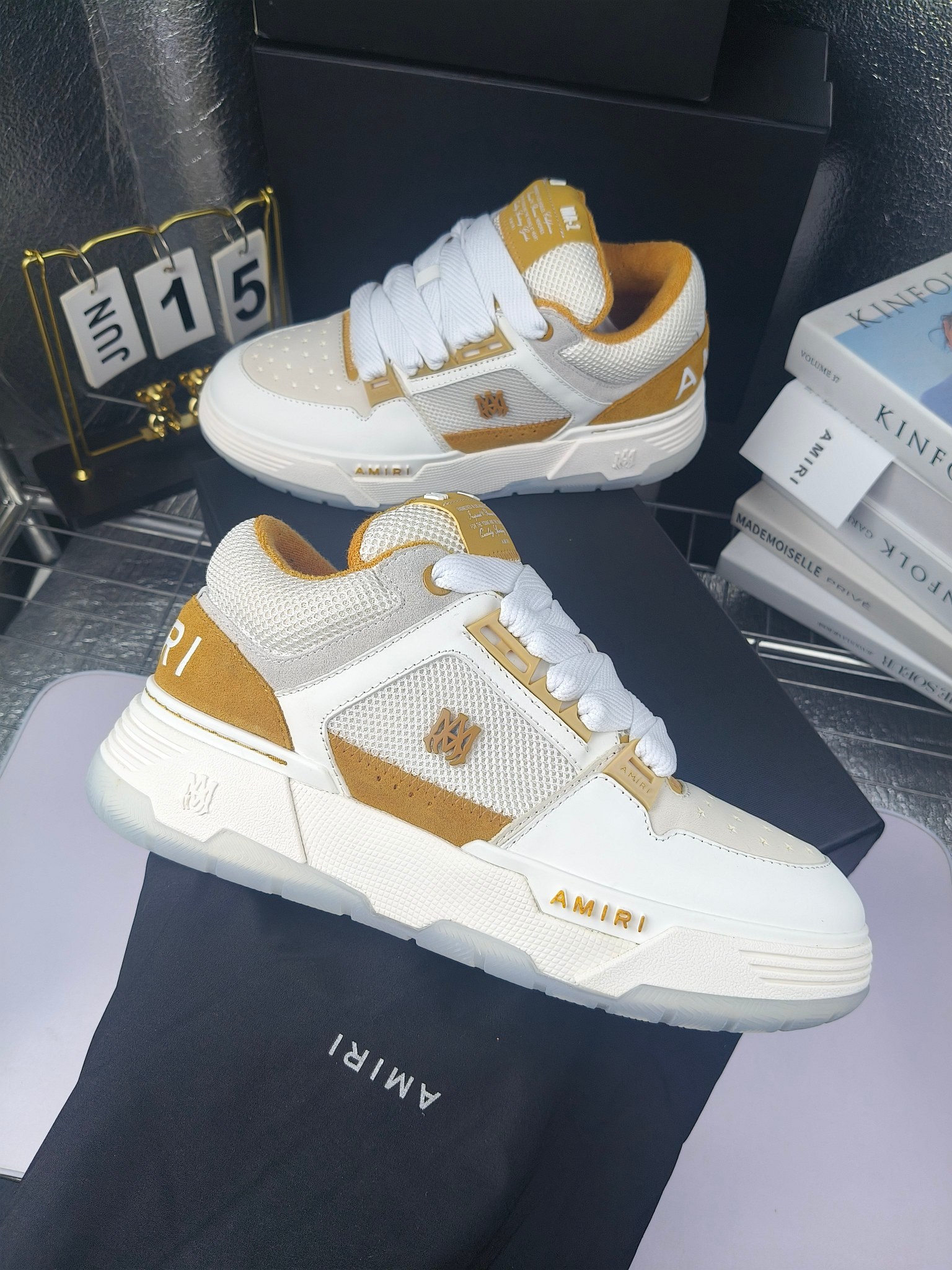 AMIRI
埃米尔爆款情侣骨头鞋。
出300
休闲时尚领头羊。来自洛杉矶的高街潮牌独家爆版骨头鞋，众多明星网红同款，中国新说唱歌手小白Gali 王一博 杨幂等网红博主争夺上脚，AJ1的鞋型侧面立体骷髅头拼接骨头状 
❶面料:原版定做头层牛皮➕双层骨头全纯手工油边工艺 
❷内里同原版:独家定制Nike同级内里 (无法超越) 
❸垫脚:原版开模注塑成型一体鞋垫舒适不累脚 
❹大底:原工厂1:1开模三色 原版大底 
❺码数:35-45（男38.45.46定制不退换）

