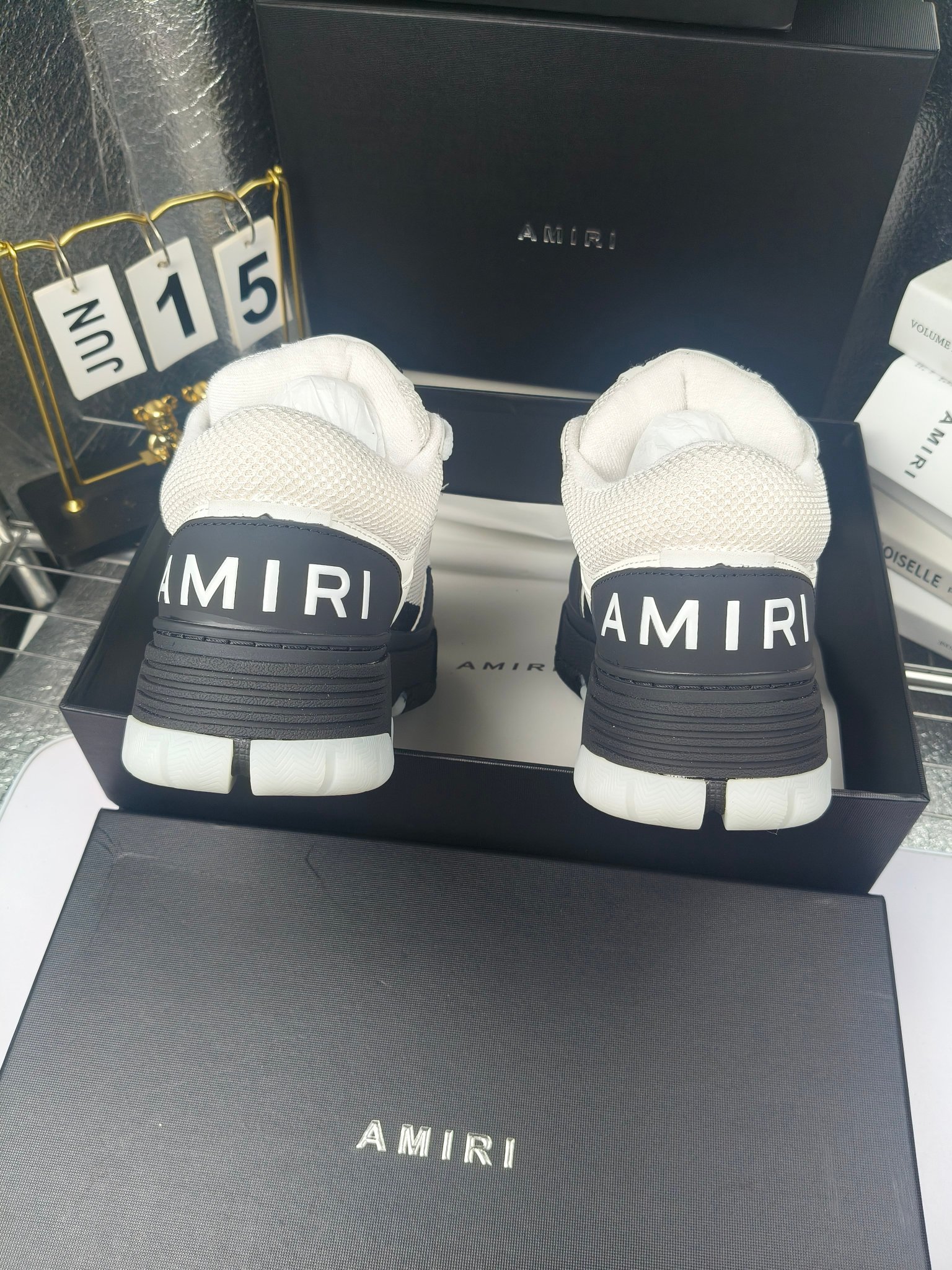 AMIRI
埃米尔爆款情侣骨头鞋。
出300
休闲时尚领头羊。来自洛杉矶的高街潮牌独家爆版骨头鞋，众多明星网红同款，中国新说唱歌手小白Gali 王一博 杨幂等网红博主争夺上脚，AJ1的鞋型侧面立体骷髅头拼接骨头状 
❶面料:原版定做头层牛皮➕双层骨头全纯手工油边工艺 
❷内里同原版:独家定制Nike同级内里 (无法超越) 
❸垫脚:原版开模注塑成型一体鞋垫舒适不累脚 
❹大底:原工厂1:1开模三色 原版大底 
❺码数:35-45（男38.45.46定制不退换）
