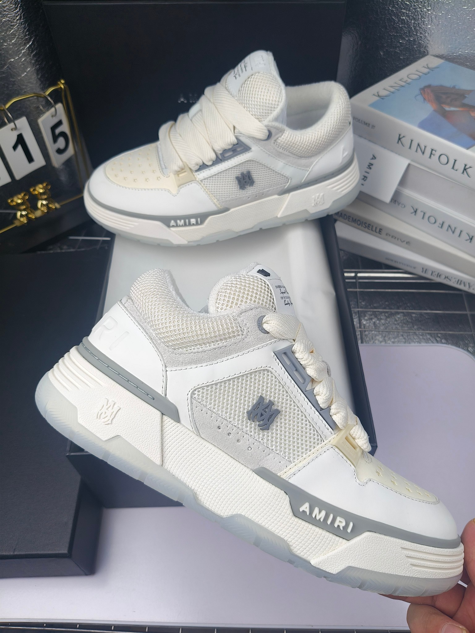 AMIRI
埃米尔爆款情侣骨头鞋。
出300
休闲时尚领头羊。来自洛杉矶的高街潮牌独家爆版骨头鞋，众多明星网红同款，中国新说唱歌手小白Gali 王一博 杨幂等网红博主争夺上脚，AJ1的鞋型侧面立体骷髅头拼接骨头状 
❶面料:原版定做头层牛皮➕双层骨头全纯手工油边工艺 
❷内里同原版:独家定制Nike同级内里 (无法超越) 
❸垫脚:原版开模注塑成型一体鞋垫舒适不累脚 
❹大底:原工厂1:1开模三色 原版大底 
❺码数:35-45（男38.45.46定制不退换）
