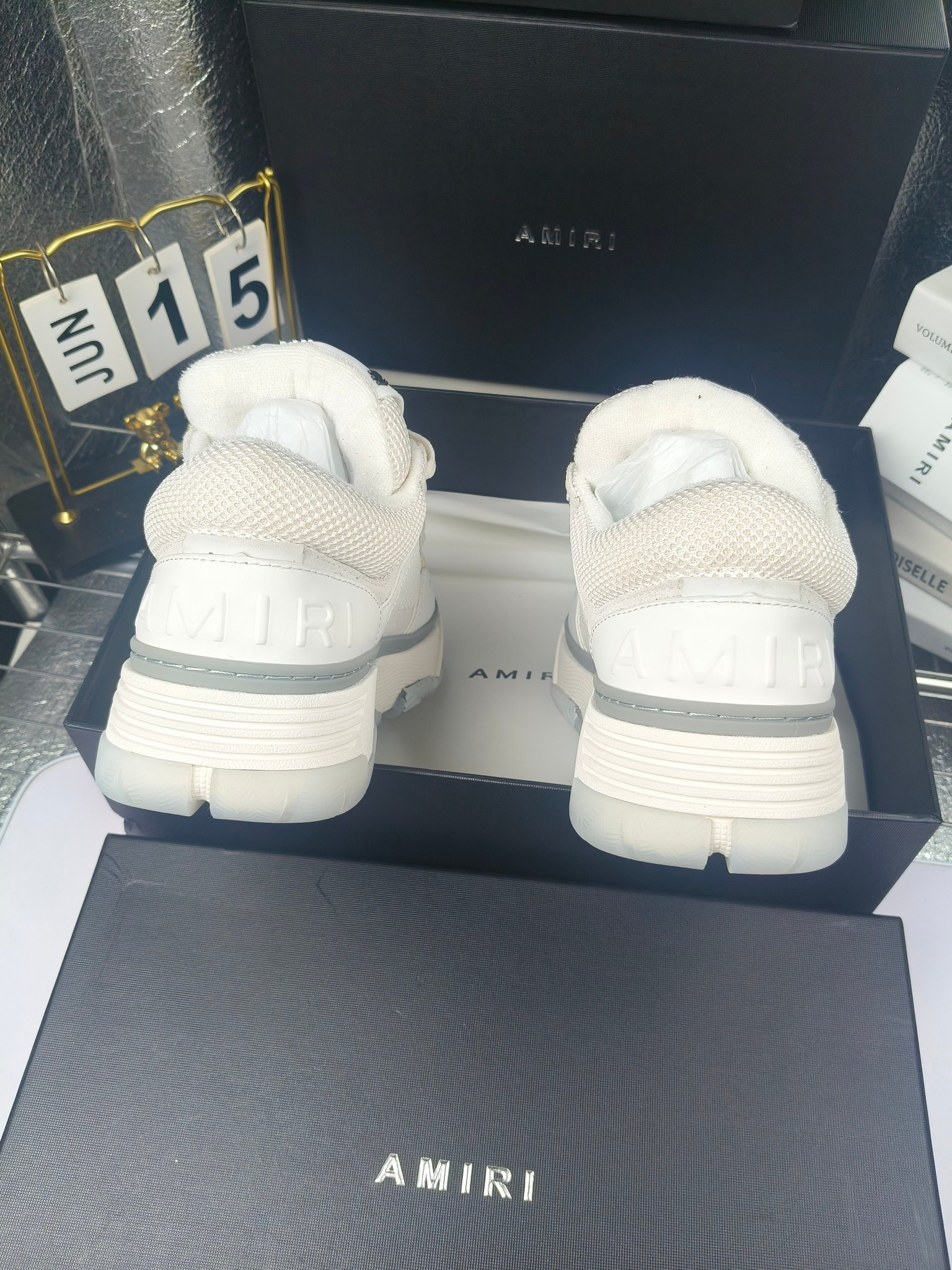 AMIRI
埃米尔爆款情侣骨头鞋。
出300
休闲时尚领头羊。来自洛杉矶的高街潮牌独家爆版骨头鞋，众多明星网红同款，中国新说唱歌手小白Gali 王一博 杨幂等网红博主争夺上脚，AJ1的鞋型侧面立体骷髅头拼接骨头状 
❶面料:原版定做头层牛皮➕双层骨头全纯手工油边工艺 
❷内里同原版:独家定制Nike同级内里 (无法超越) 
❸垫脚:原版开模注塑成型一体鞋垫舒适不累脚 
❹大底:原工厂1:1开模三色 原版大底 
❺码数:35-45（男38.45.46定制不退换）
