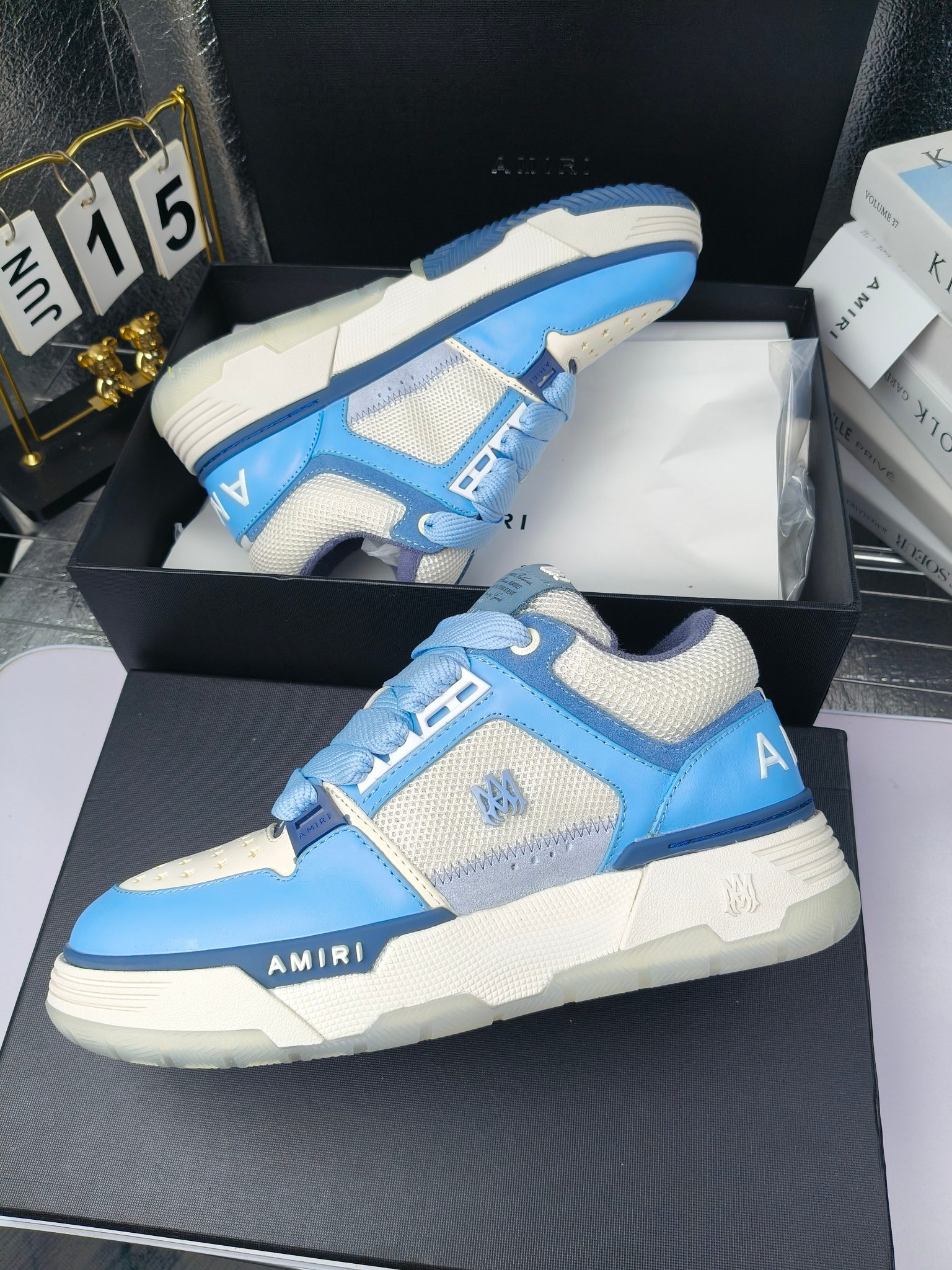AMIRI
埃米尔爆款情侣骨头鞋。
出300
休闲时尚领头羊。来自洛杉矶的高街潮牌独家爆版骨头鞋，众多明星网红同款，中国新说唱歌手小白Gali 王一博 杨幂等网红博主争夺上脚，AJ1的鞋型侧面立体骷髅头拼接骨头状 
❶面料:原版定做头层牛皮➕双层骨头全纯手工油边工艺 
❷内里同原版:独家定制Nike同级内里 (无法超越) 
❸垫脚:原版开模注塑成型一体鞋垫舒适不累脚 
❹大底:原工厂1:1开模三色 原版大底 
❺码数:35-45（男38.45.46定制不退换）
