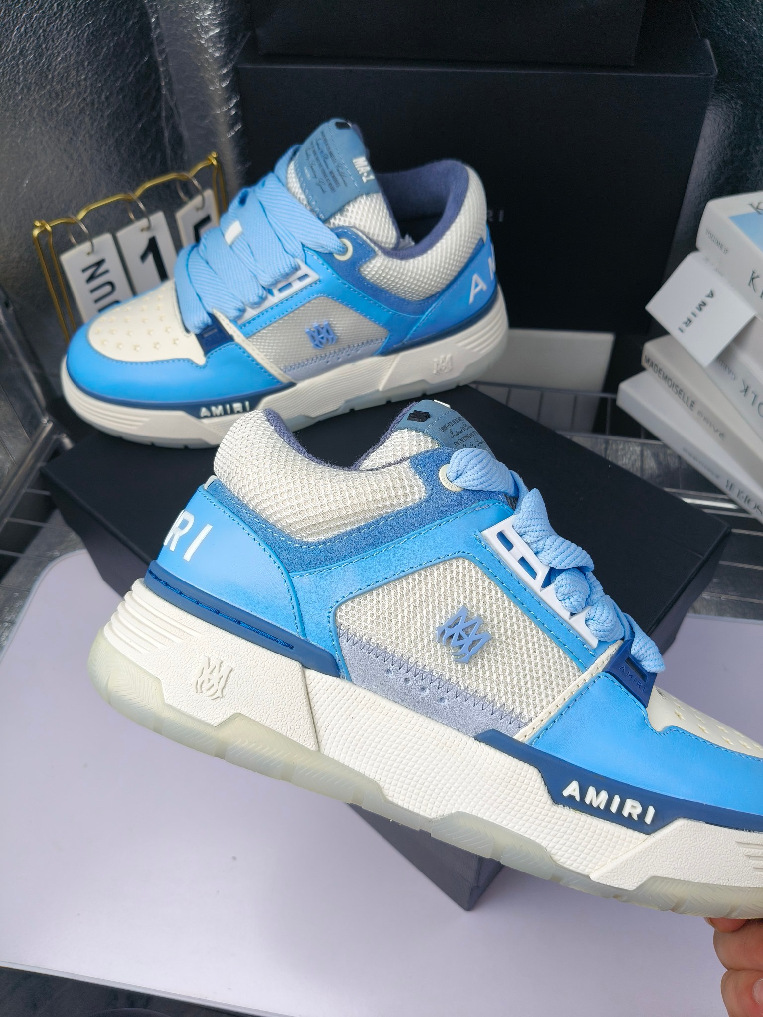 AMIRI
埃米尔爆款情侣骨头鞋。
出300
休闲时尚领头羊。来自洛杉矶的高街潮牌独家爆版骨头鞋，众多明星网红同款，中国新说唱歌手小白Gali 王一博 杨幂等网红博主争夺上脚，AJ1的鞋型侧面立体骷髅头拼接骨头状 
❶面料:原版定做头层牛皮➕双层骨头全纯手工油边工艺 
❷内里同原版:独家定制Nike同级内里 (无法超越) 
❸垫脚:原版开模注塑成型一体鞋垫舒适不累脚 
❹大底:原工厂1:1开模三色 原版大底 
❺码数:35-45（男38.45.46定制不退换）

