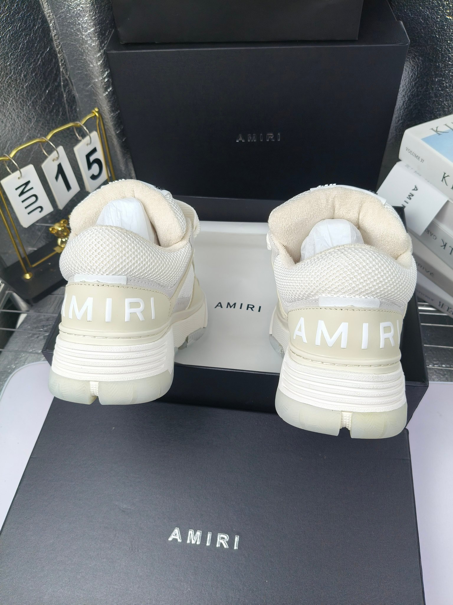 AMIRI
埃米尔爆款情侣骨头鞋。
出300
休闲时尚领头羊。来自洛杉矶的高街潮牌独家爆版骨头鞋，众多明星网红同款，中国新说唱歌手小白Gali 王一博 杨幂等网红博主争夺上脚，AJ1的鞋型侧面立体骷髅头拼接骨头状 
❶面料:原版定做头层牛皮➕双层骨头全纯手工油边工艺 
❷内里同原版:独家定制Nike同级内里 (无法超越) 
❸垫脚:原版开模注塑成型一体鞋垫舒适不累脚 
❹大底:原工厂1:1开模三色 原版大底 
❺码数:35-45（男38.45.46定制不退换）
