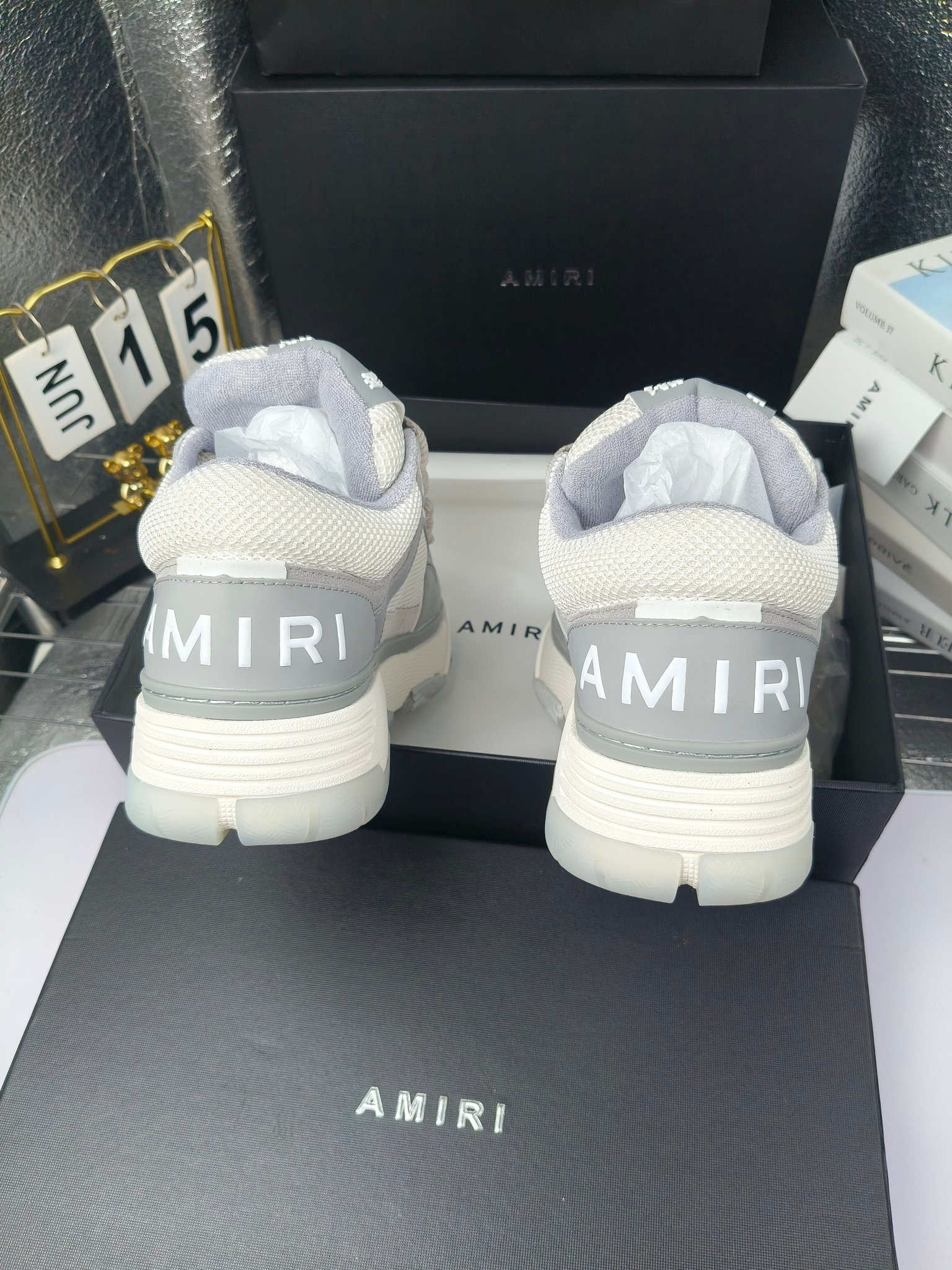 AMIRI
埃米尔爆款情侣骨头鞋。
出300
休闲时尚领头羊。来自洛杉矶的高街潮牌独家爆版骨头鞋，众多明星网红同款，中国新说唱歌手小白Gali 王一博 杨幂等网红博主争夺上脚，AJ1的鞋型侧面立体骷髅头拼接骨头状 
❶面料:原版定做头层牛皮➕双层骨头全纯手工油边工艺 
❷内里同原版:独家定制Nike同级内里 (无法超越) 
❸垫脚:原版开模注塑成型一体鞋垫舒适不累脚 
❹大底:原工厂1:1开模三色 原版大底 
❺码数:35-45（男38.45.46定制不退换）
