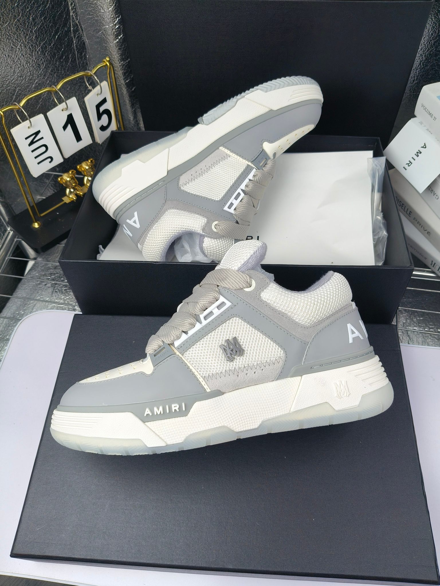AMIRI
埃米尔爆款情侣骨头鞋。
出300
休闲时尚领头羊。来自洛杉矶的高街潮牌独家爆版骨头鞋，众多明星网红同款，中国新说唱歌手小白Gali 王一博 杨幂等网红博主争夺上脚，AJ1的鞋型侧面立体骷髅头拼接骨头状 
❶面料:原版定做头层牛皮➕双层骨头全纯手工油边工艺 
❷内里同原版:独家定制Nike同级内里 (无法超越) 
❸垫脚:原版开模注塑成型一体鞋垫舒适不累脚 
❹大底:原工厂1:1开模三色 原版大底 
❺码数:35-45（男38.45.46定制不退换）
